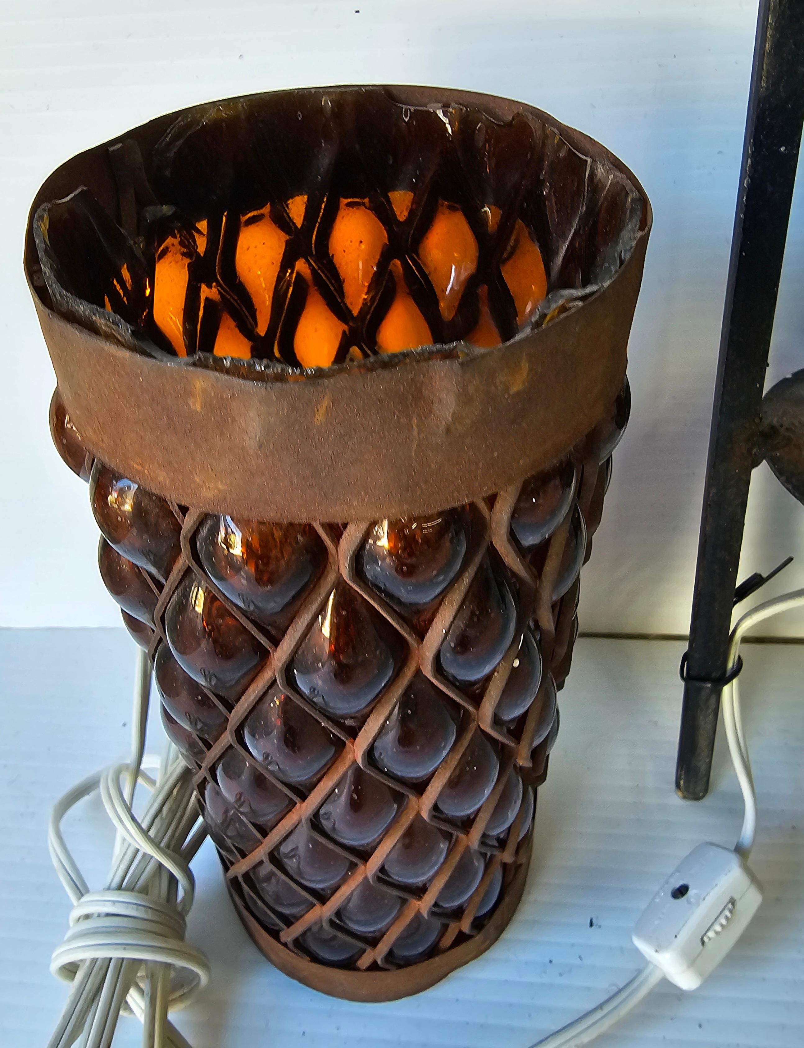 Pareja de Apliques de Hierro con Lámpara de Cristal Ámbar enjaulado mexicano pesado Metalistería en venta