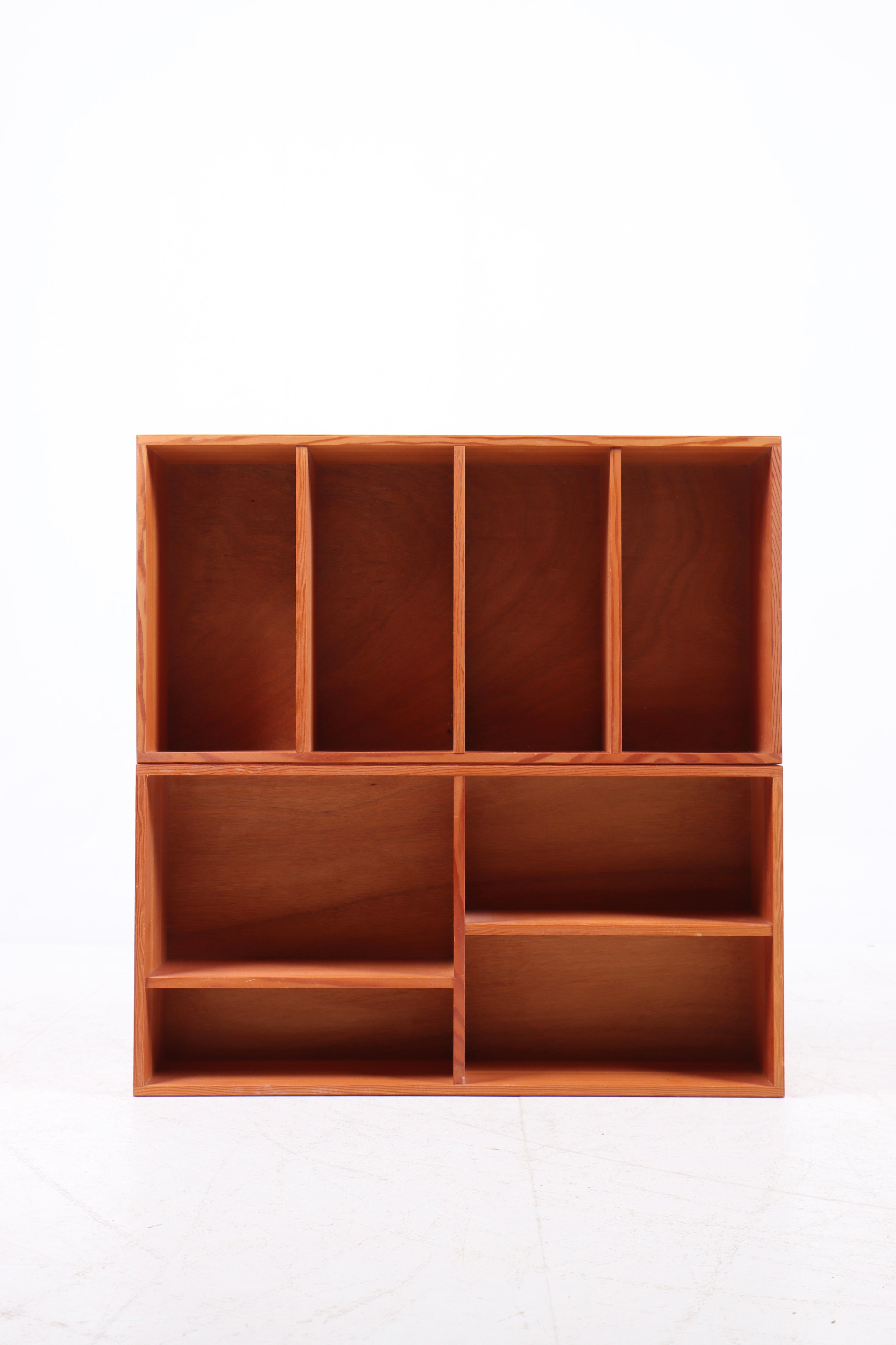Pair Wall-Mounted Bookcases in Solid Oregon Pine, Made in Denmark, 1970s In Good Condition For Sale In Lejre, DK