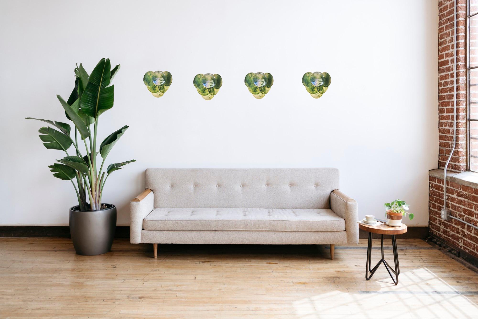 Paire d'appliques Murano italiennes vintage dans le style Vistosi. Les appliques murales sont composées de 10 disques en verre vert albâtre irisé. Les verres sont désormais indisponibles, ils ont la particularité de refléter une multiplicité de
