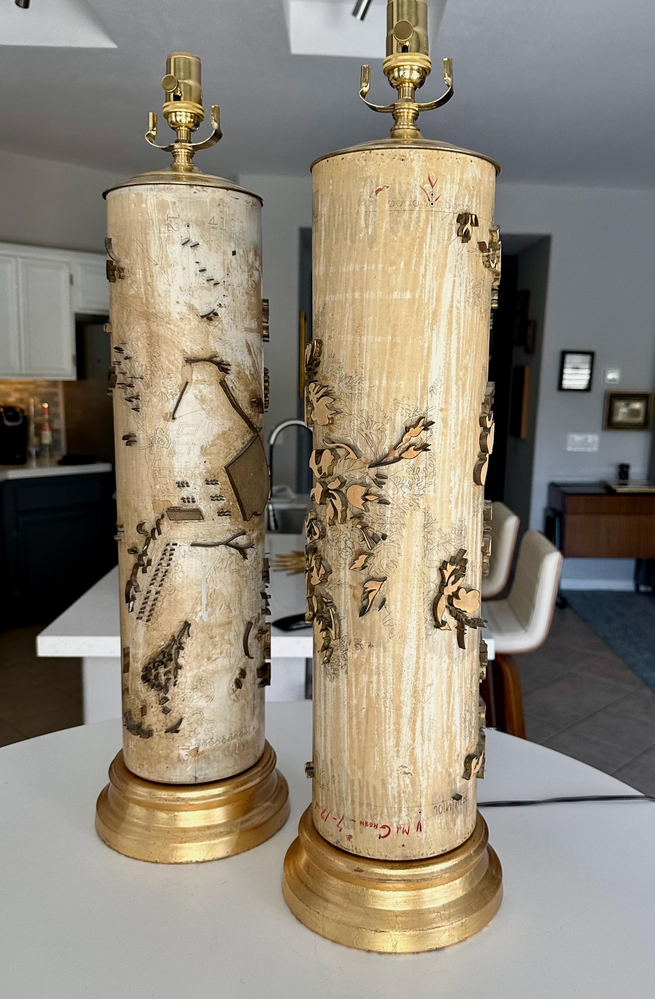Laiton Paire de lampes de table à rouleau en papier peint en vente