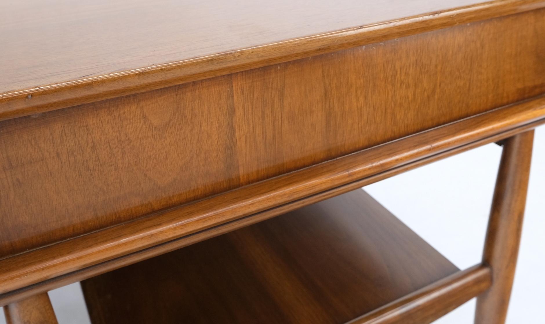 Pareja de mesas auxiliares de un cajón de madera de nogal americanas modernas de mediados de siglo ¡Menta! en venta 5