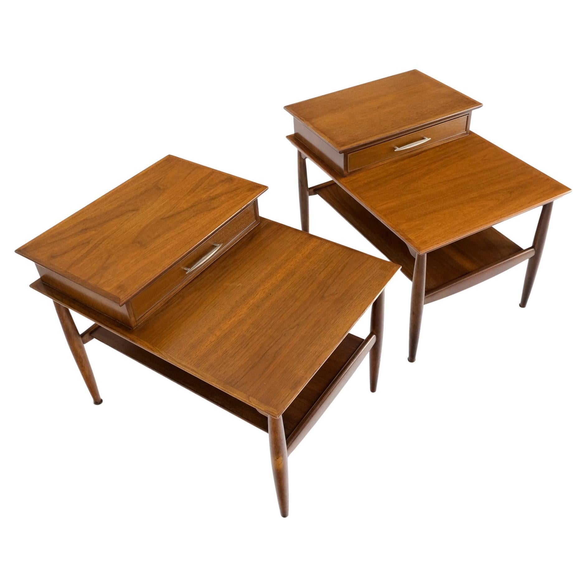 Paire de tables d'extrémité à un tiroir en noyer, de style américain moderne du milieu du siècle dernier, de type Mint !