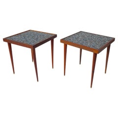 Coppia di tavoli con piano in noce e piastrelle di ceramica nello stile di Martz