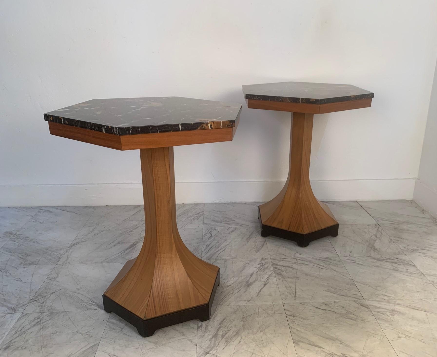 Pair of walnut and Carrara marble-top pedestal tables. The tables have a marble top with a walnut and black lacquered pedestal base.