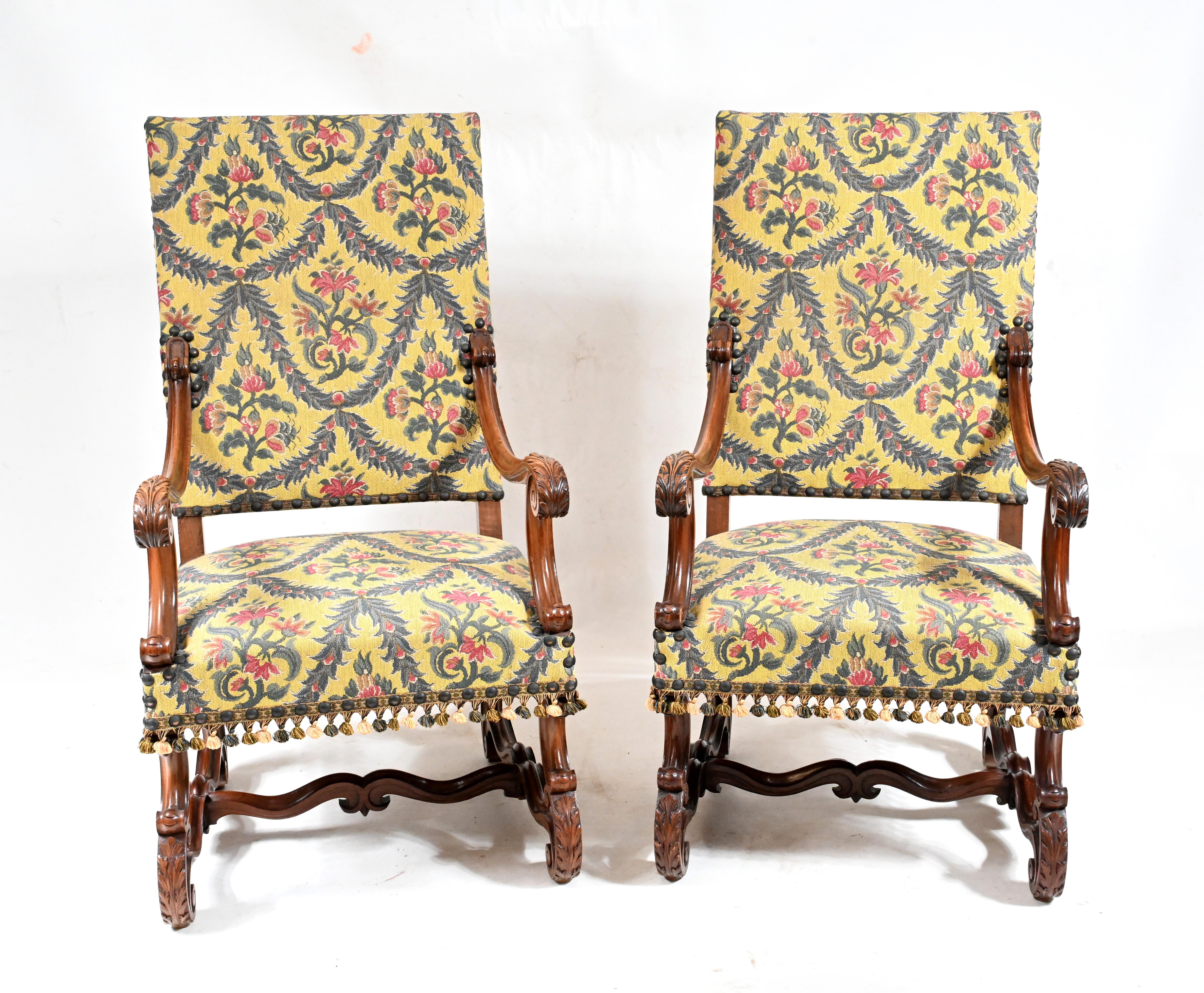 Gorgeous pair of antique walnut arm chairs in the Cromwellian manner.
Classic farmhouse look with carved details.
Upholstery is also great with woven tapestry.
Great pair of accent chairs.
We can ship to anywhere in the world.
Offered in great
