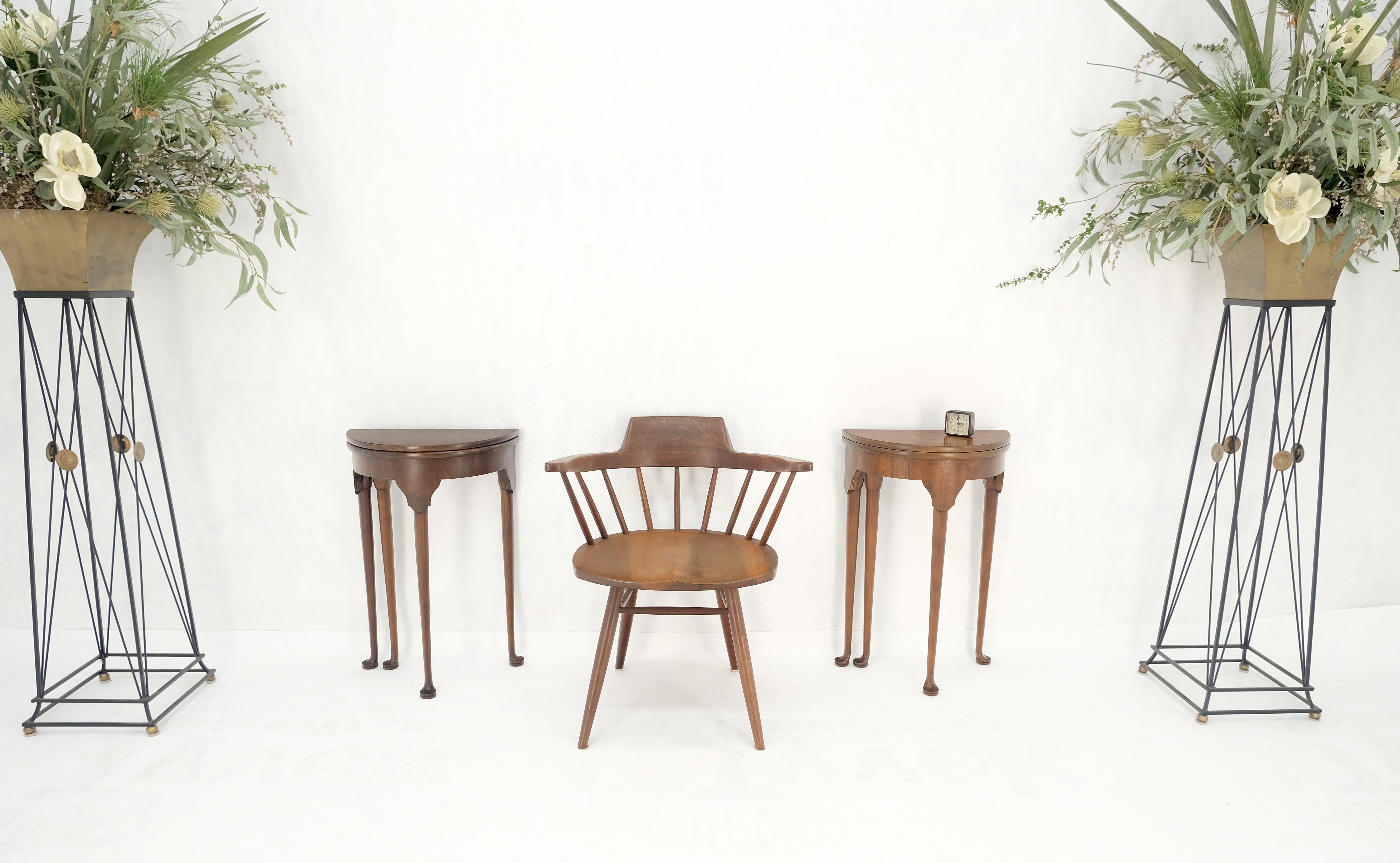 Queen Anne Paire de demi-lune Baker Demilune tables d'appoint rondes d'extrémité et table d'appoint MINT en vente