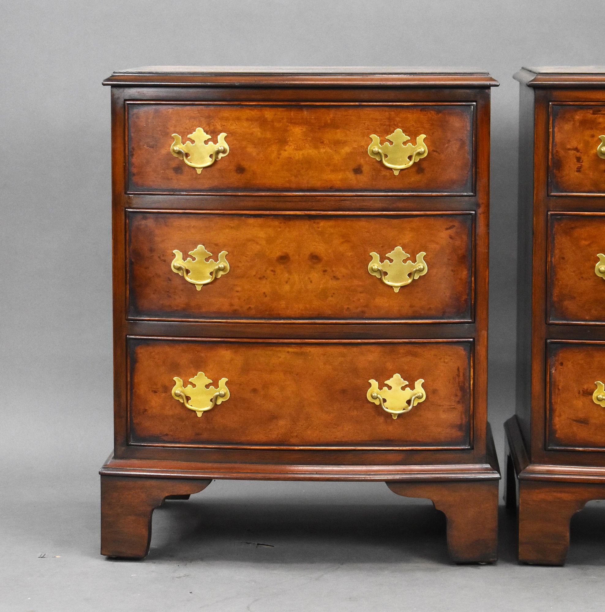 Pair Walnut Bedside Chests In Good Condition For Sale In Chelmsford, Essex