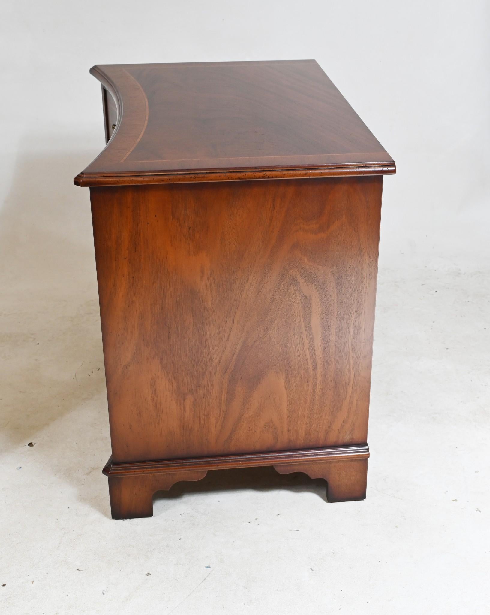 Pair Walnut Bedside Chests Regency Nightstands In Good Condition For Sale In Potters Bar, GB