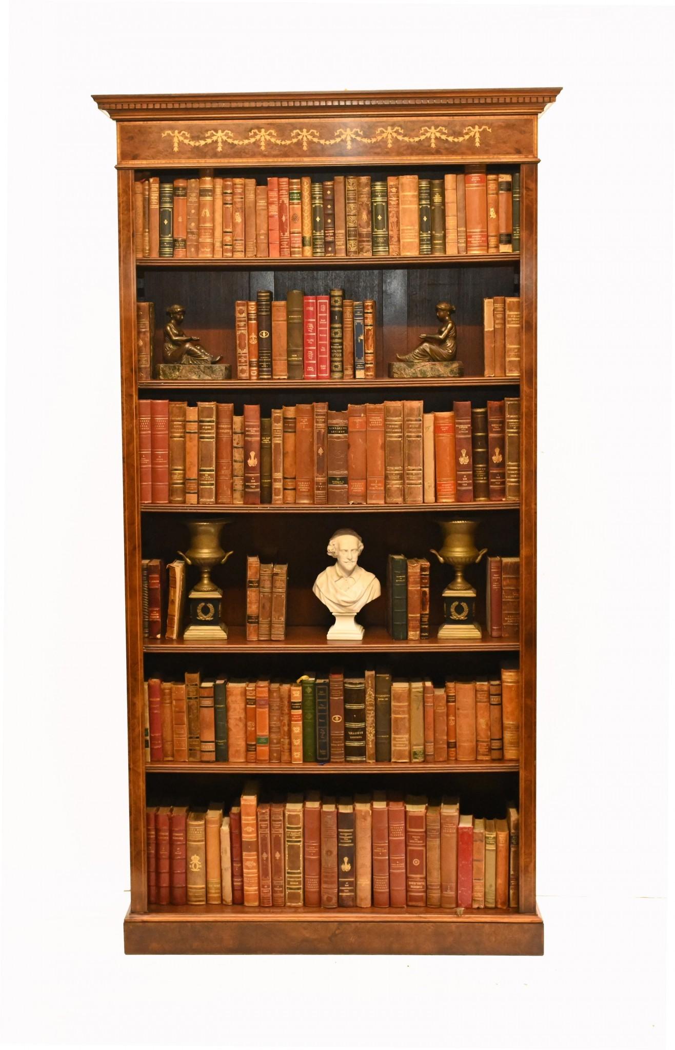 Ein Paar Bücherregale aus Nussbaumholz – Regency Sheraton mit offener Front (Ende des 20. Jahrhunderts) im Angebot