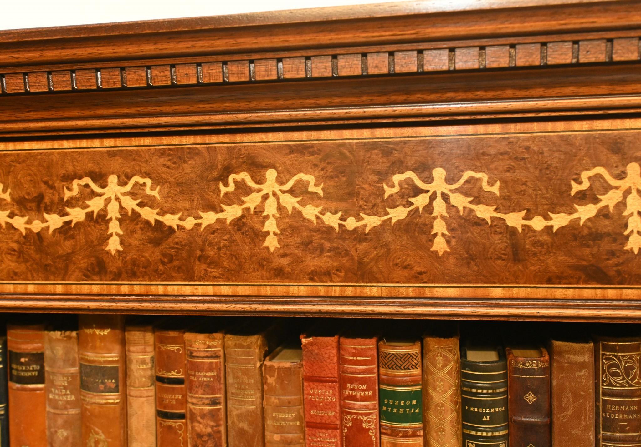 Ein Paar Bücherregale aus Nussbaumholz – Regency Sheraton mit offener Front im Angebot 1