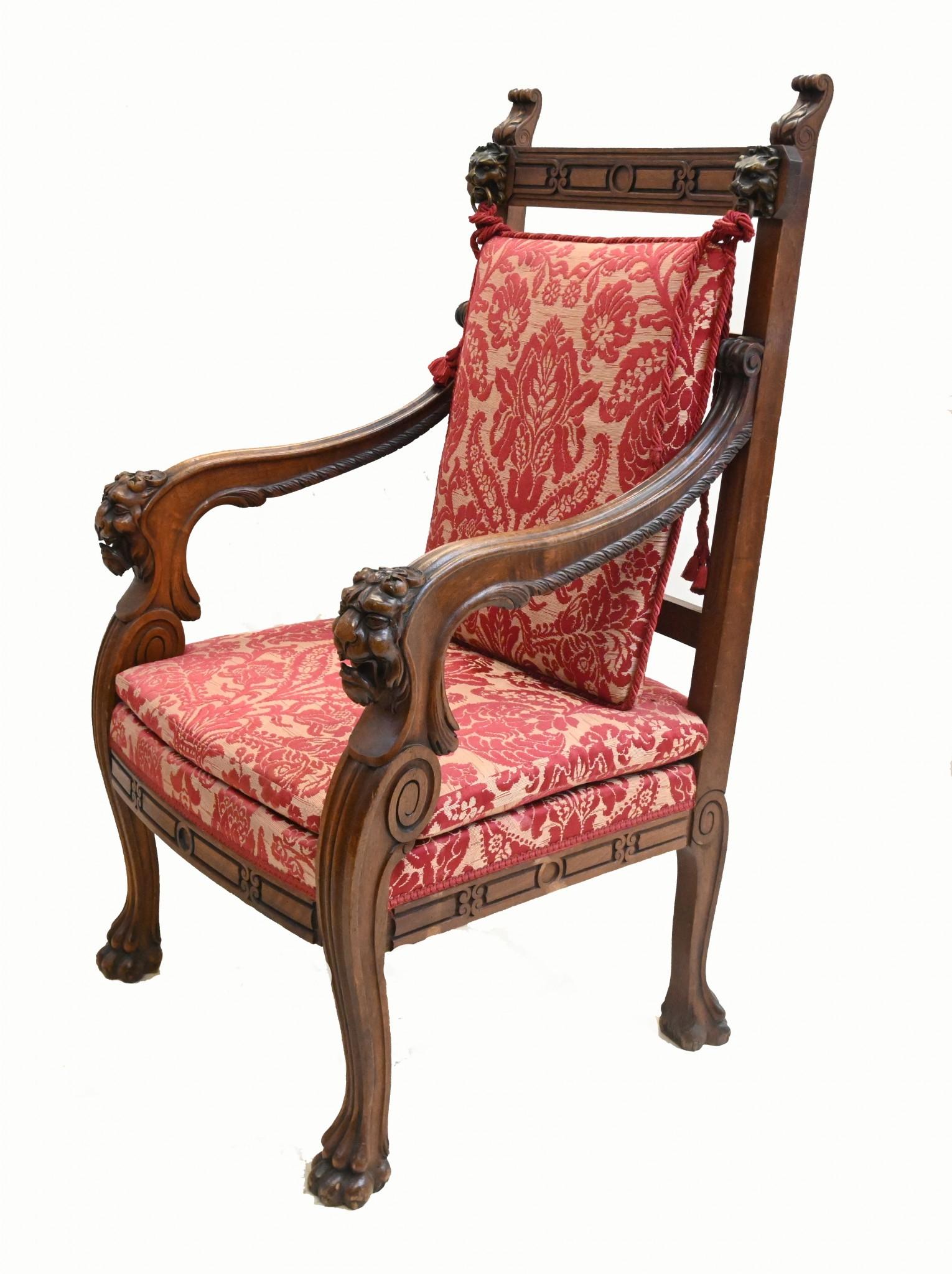Coppia di poltrone francesi in noce intagliate Fauteuil di fattoria in vendita 4
