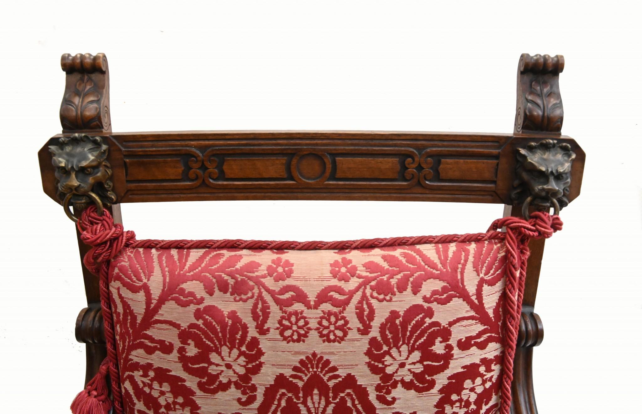 Stai visualizzando una splendida coppia di poltrone in legno di noce intagliato a mano
Queste sedie antiche risalgono al 1840 circa.
Elaboratamente intagliato con piedi a zampa e grottesche su ogni impugnatura
Presenta anche una testa di leone in