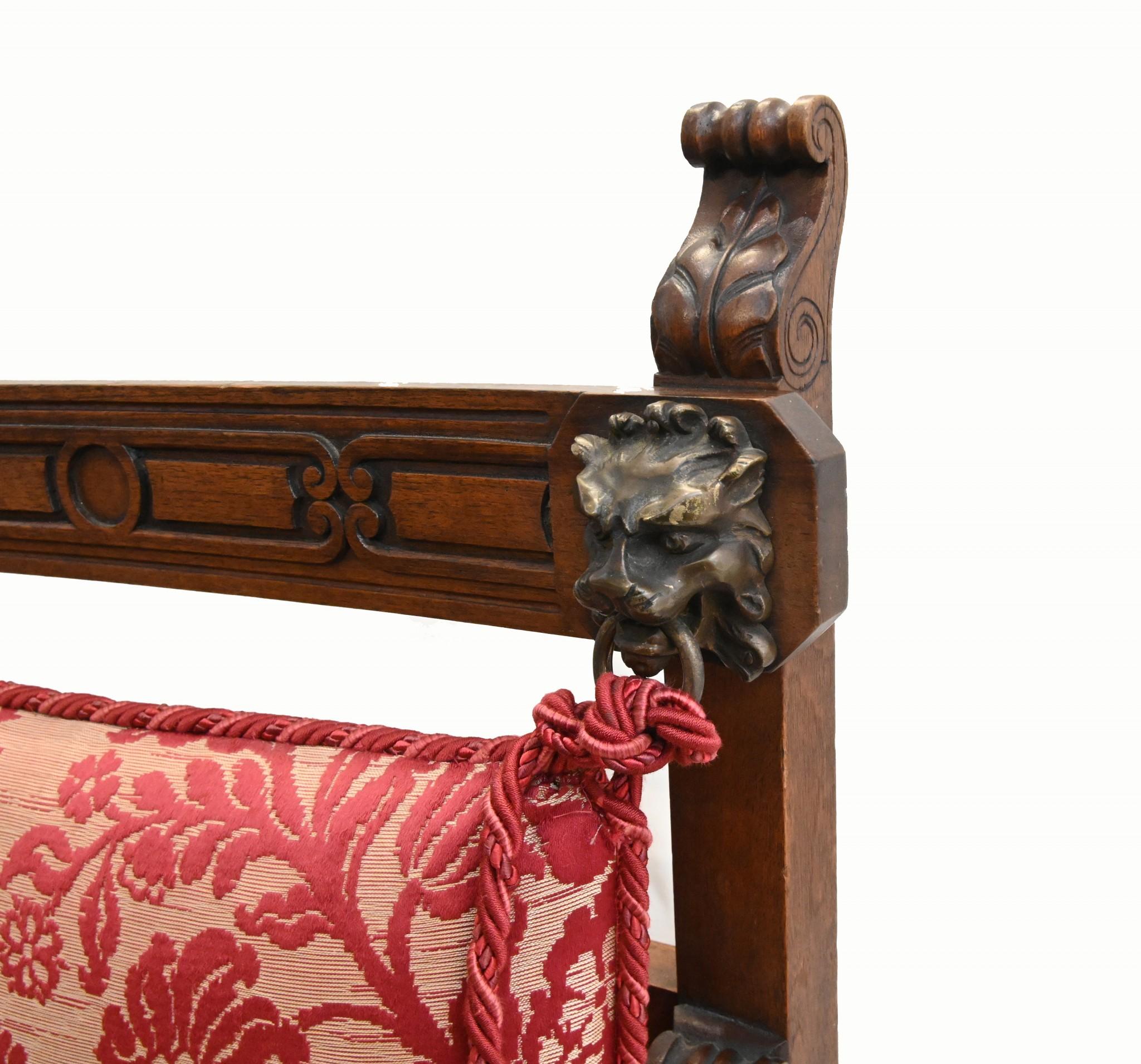 Stile provenzale Coppia di poltrone francesi in noce intagliate Fauteuil di fattoria in vendita