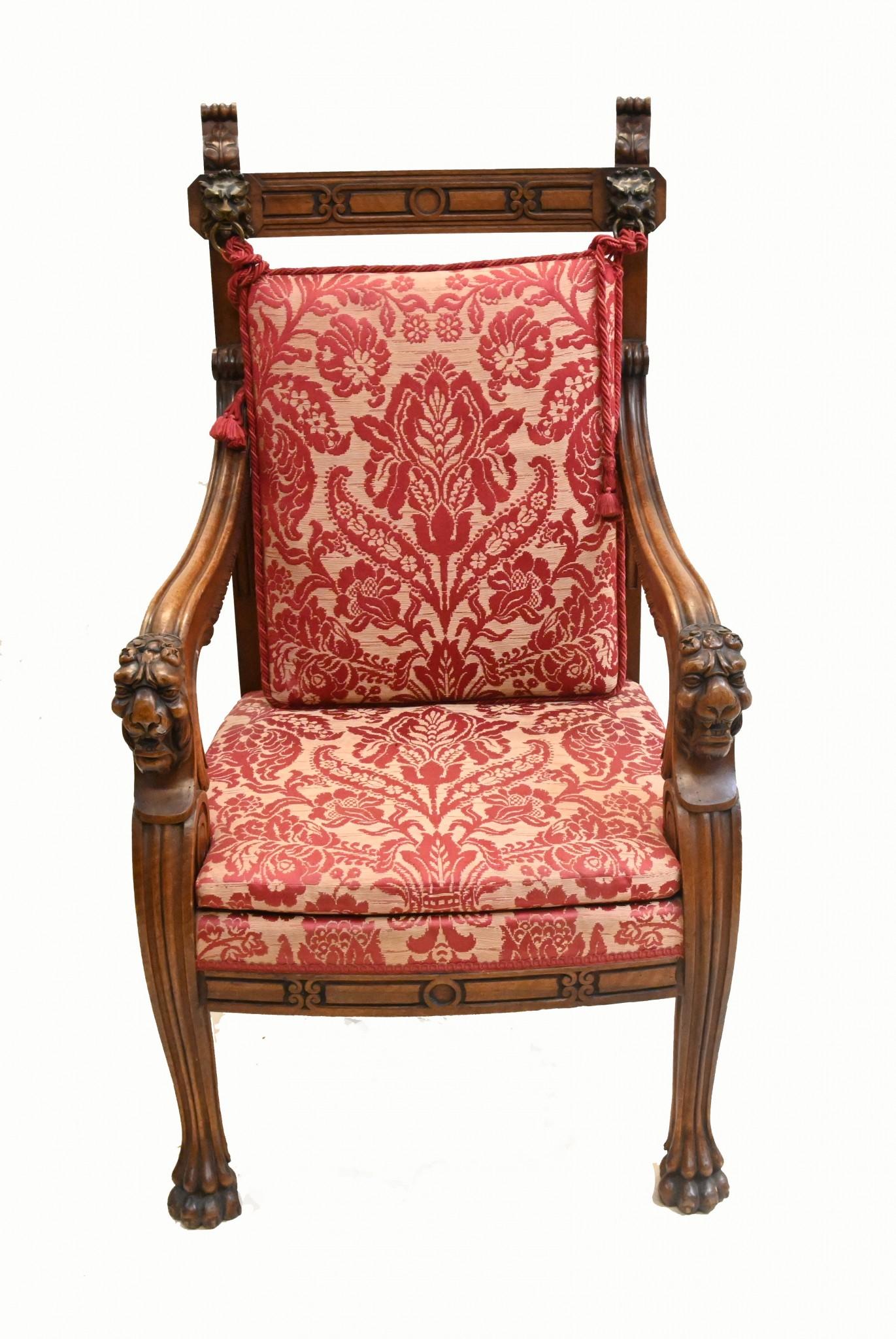 Coppia di poltrone francesi in noce intagliate Fauteuil di fattoria In condizioni buone in vendita a Potters Bar, GB
