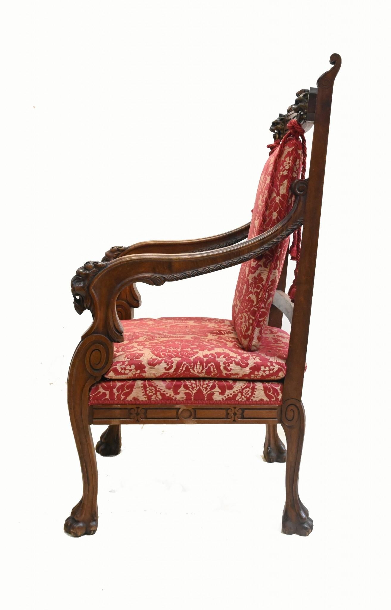 Coppia di poltrone francesi in noce intagliate Fauteuil di fattoria in vendita 1