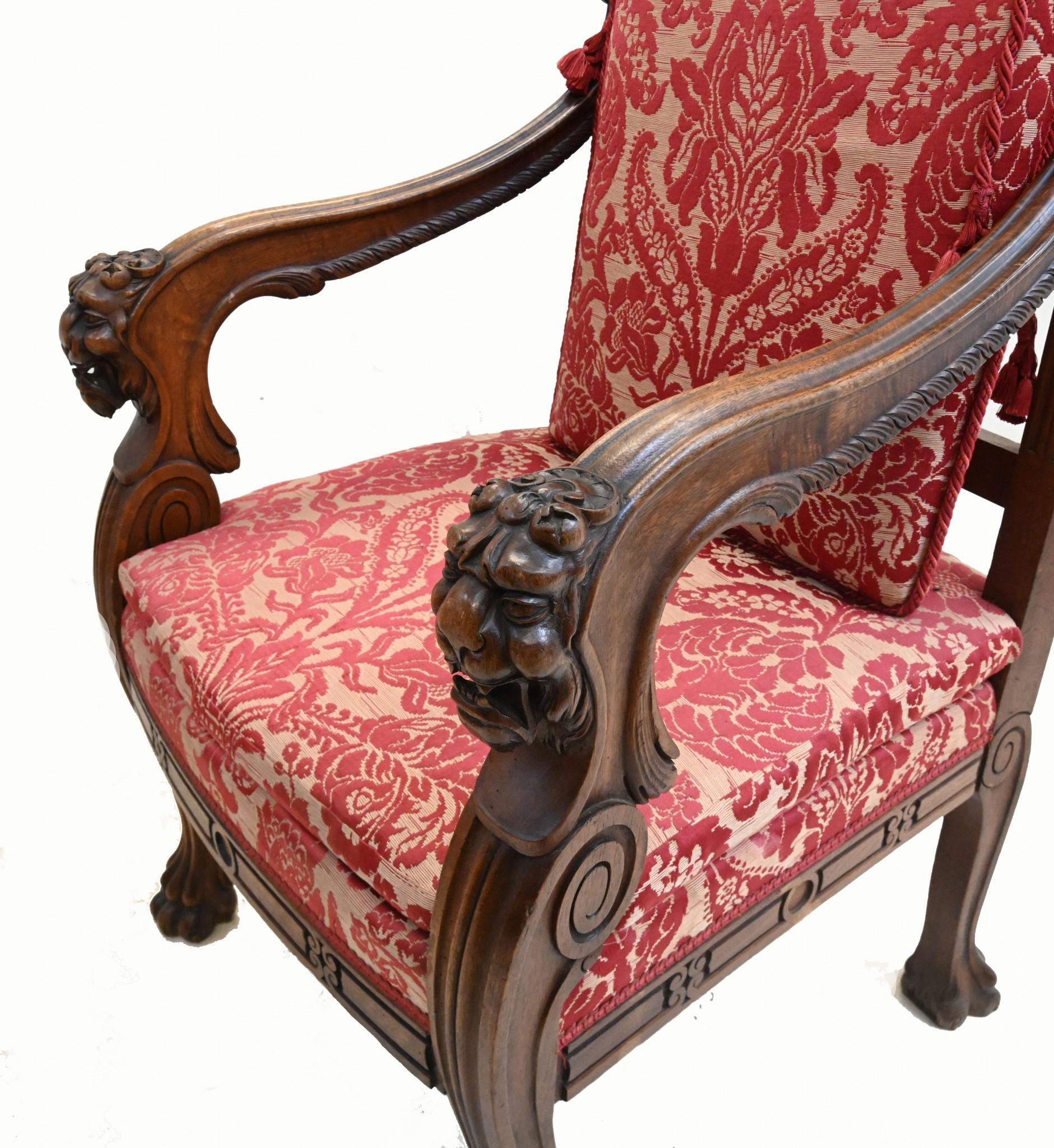 Coppia di poltrone francesi in noce intagliate Fauteuil di fattoria in vendita 2