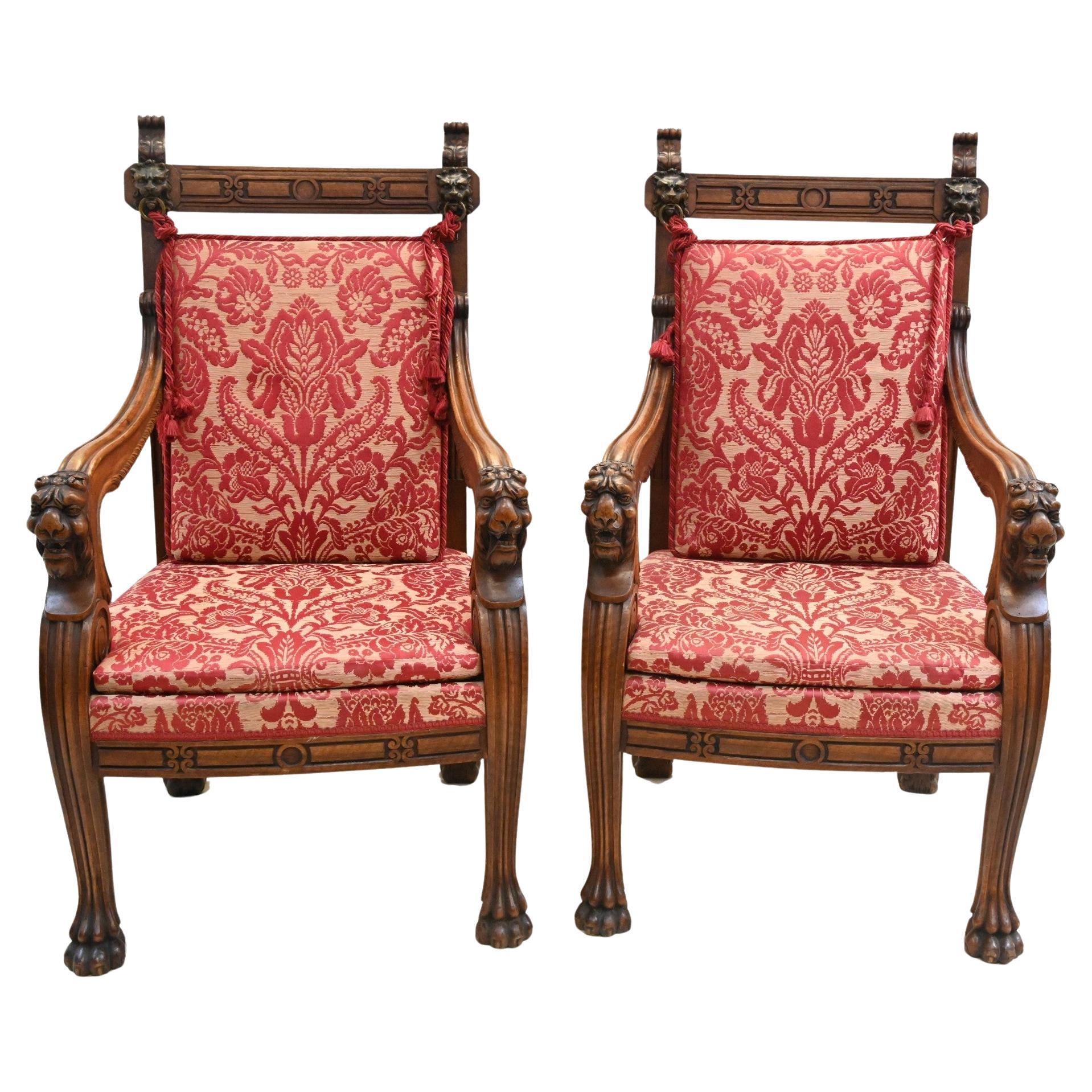 Paire de fauteuils français en noyer sculptés Fauteuil de ferme