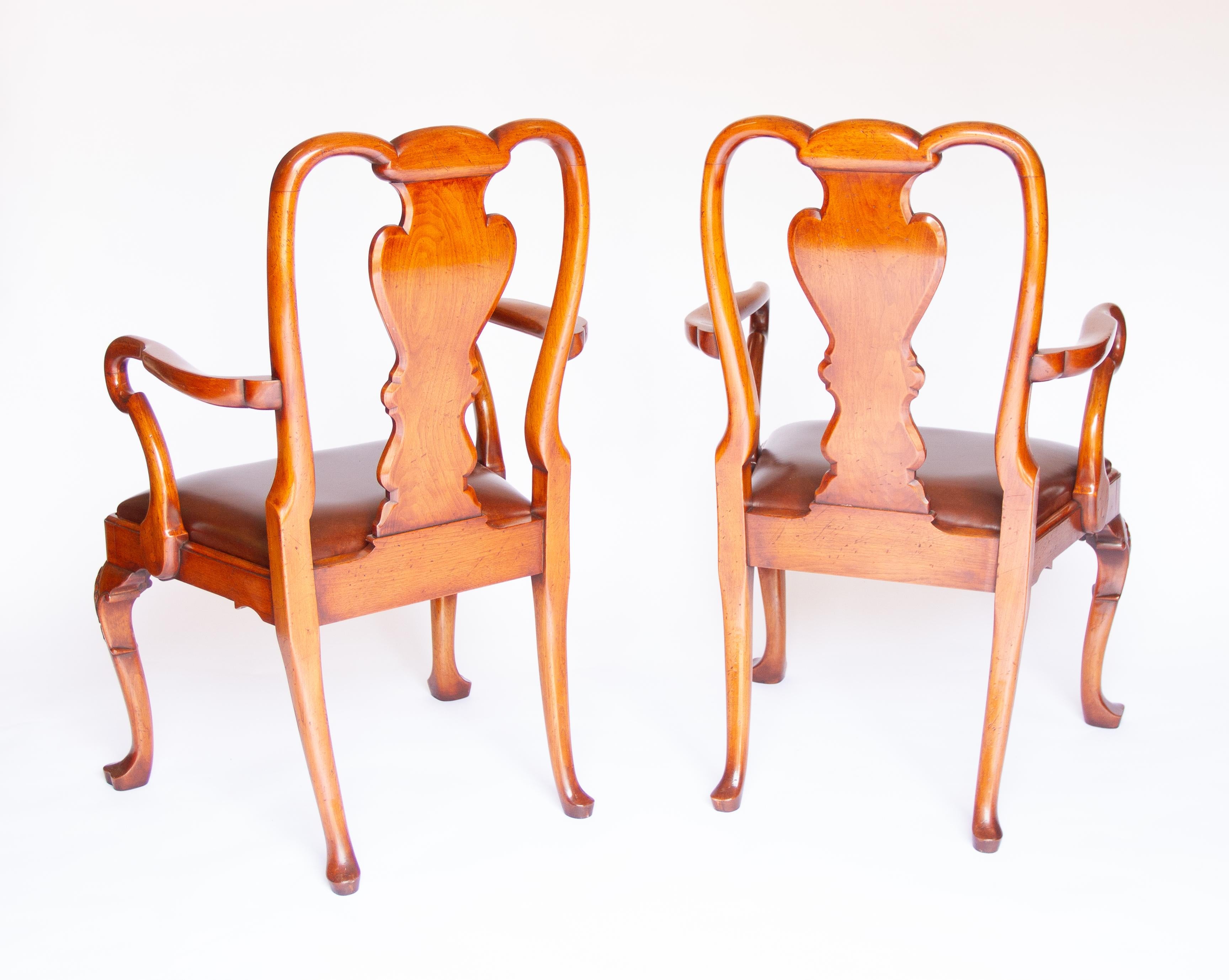 Paar Ellbogenstühle aus Nussbaum im George-1-Stil
Rückenlehnen in Nussbaum-Queen-Anne-Form
Walnuss Shepherds Crook Shaped Open Elbows,
Paar Nussbaum Cabriole Geformte Beine mit George 1st Stil
Muschelschnitzerei an Knien und Pad-Füßen mit geformten
