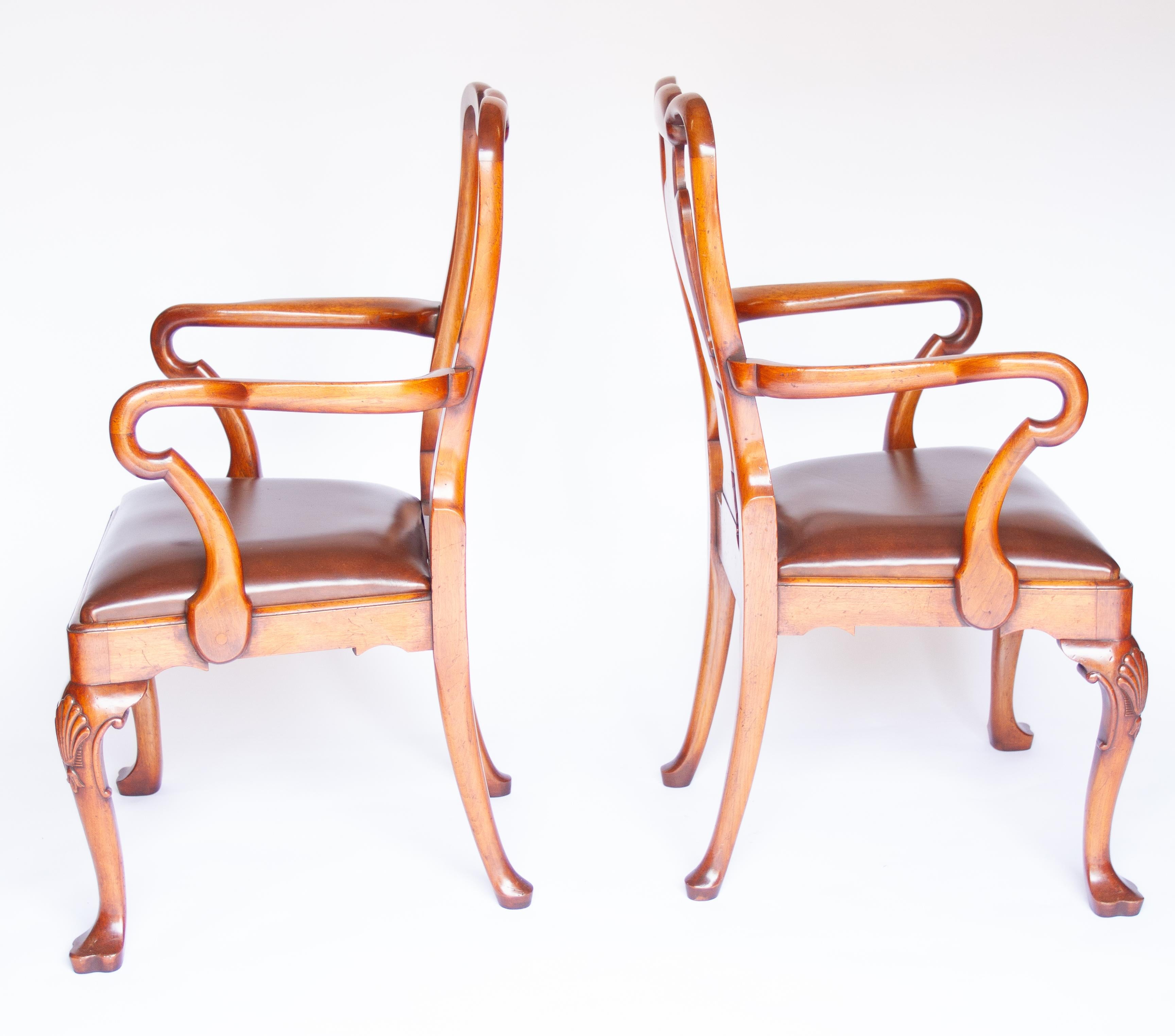 Paar Ellbogenstühle aus Nussbaum im George-1-Stil (Queen Anne) im Angebot