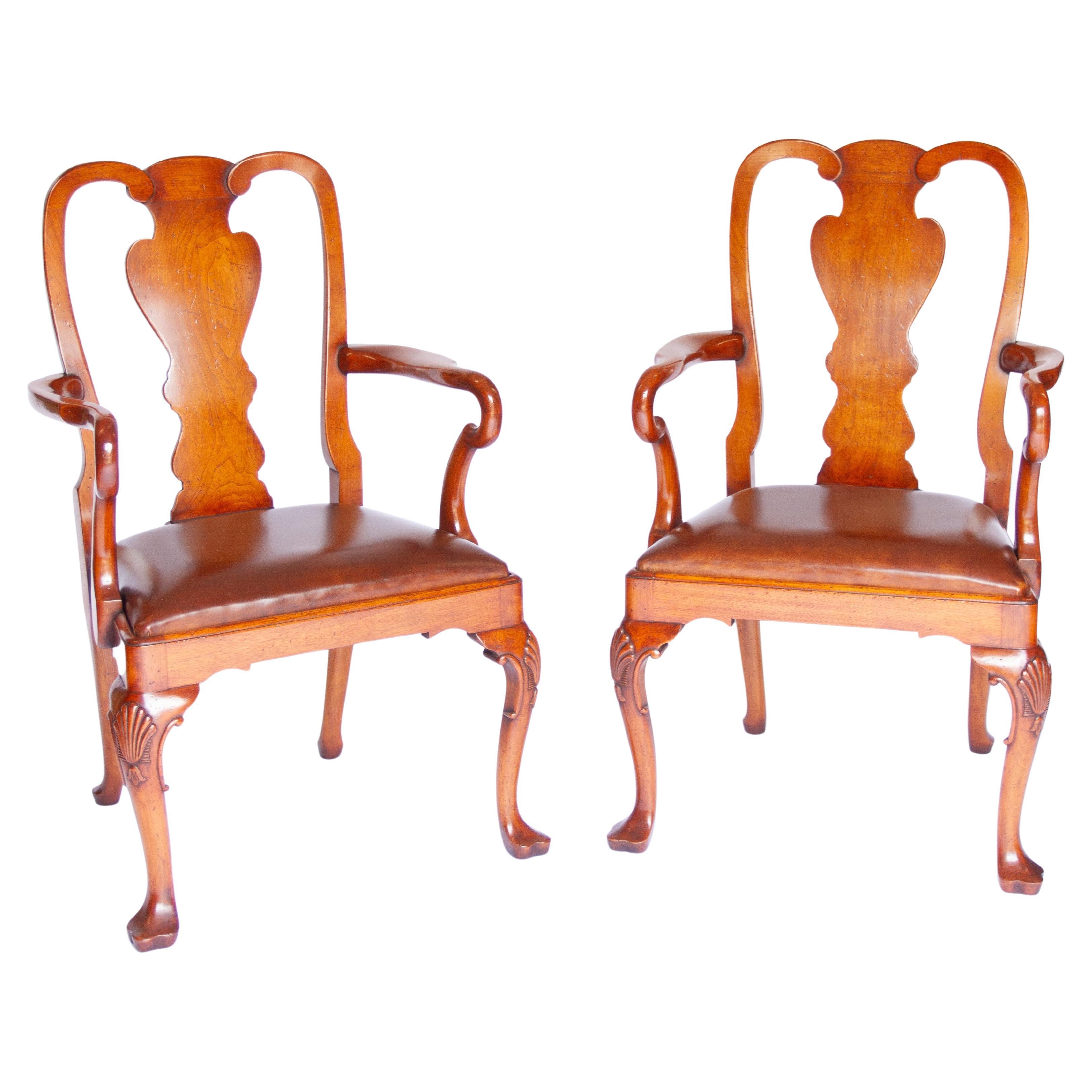 Paar Ellbogenstühle aus Nussbaum im George-1-Stil im Angebot