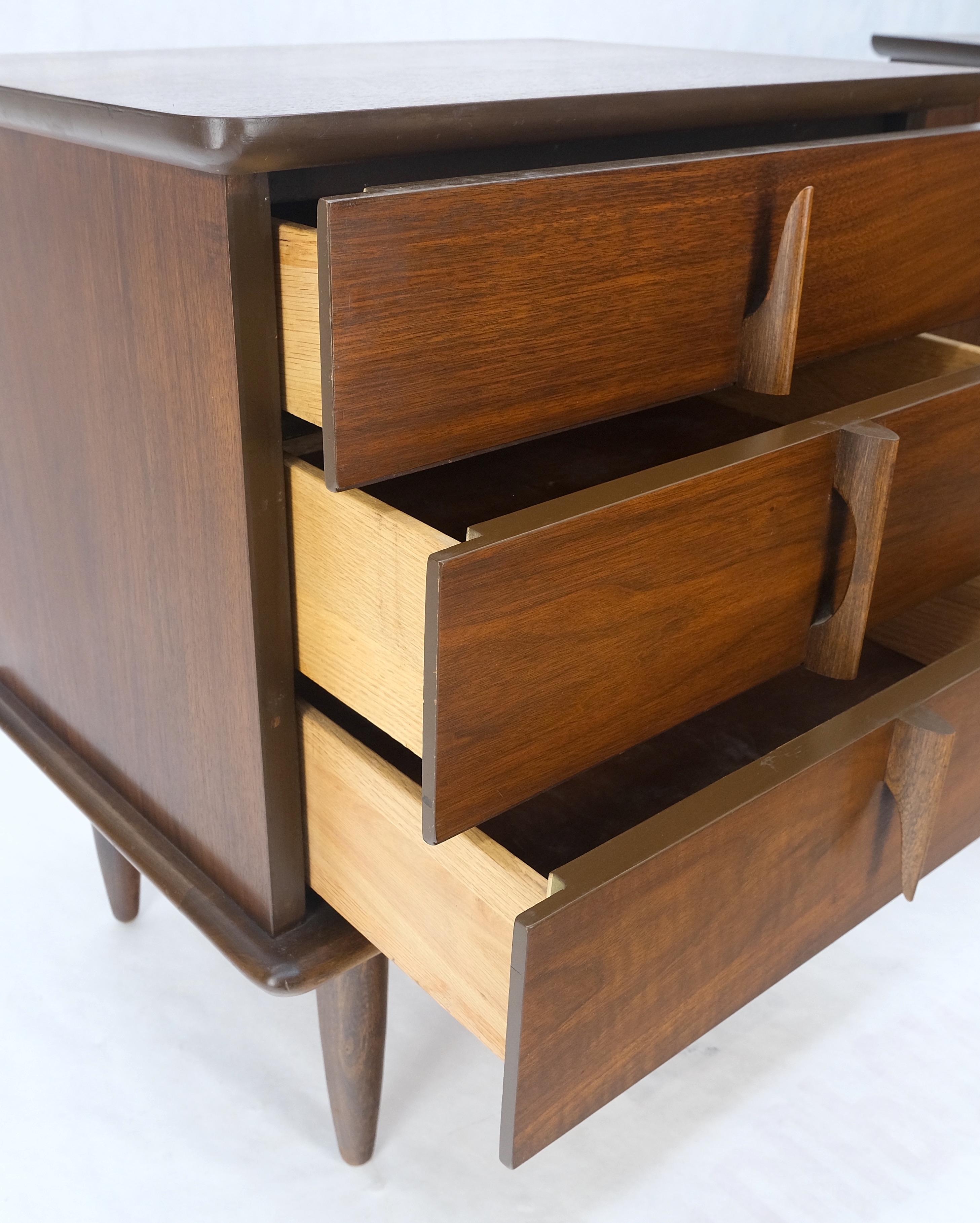 Pair Walnut Mid Century 3 Drawers Sculptural Night Stands End Tables Mint! In Good Condition For Sale In Rockaway, NJ