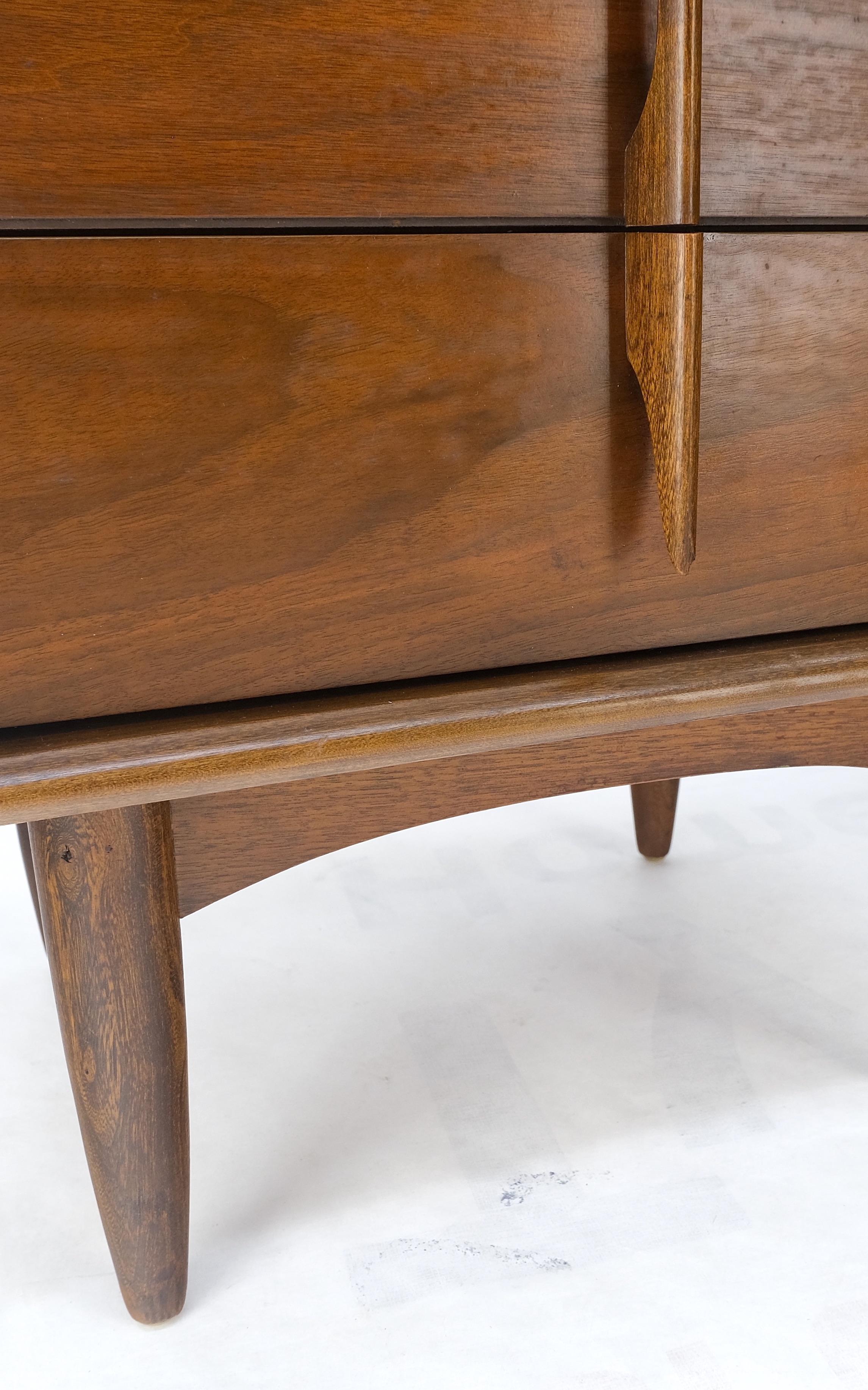 Noyer Paire de tables de nuit sculpturales mi-siècle en noyer à 3 tiroirs, tables d'extrémité Mint ! en vente