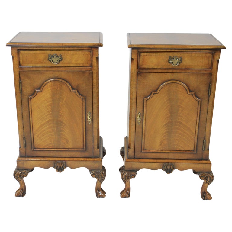 Paar Nussbaum Queen Anne Stil Nachttischschränke circa 1930er Jahre im Angebot bei 1stDibs Deutschland