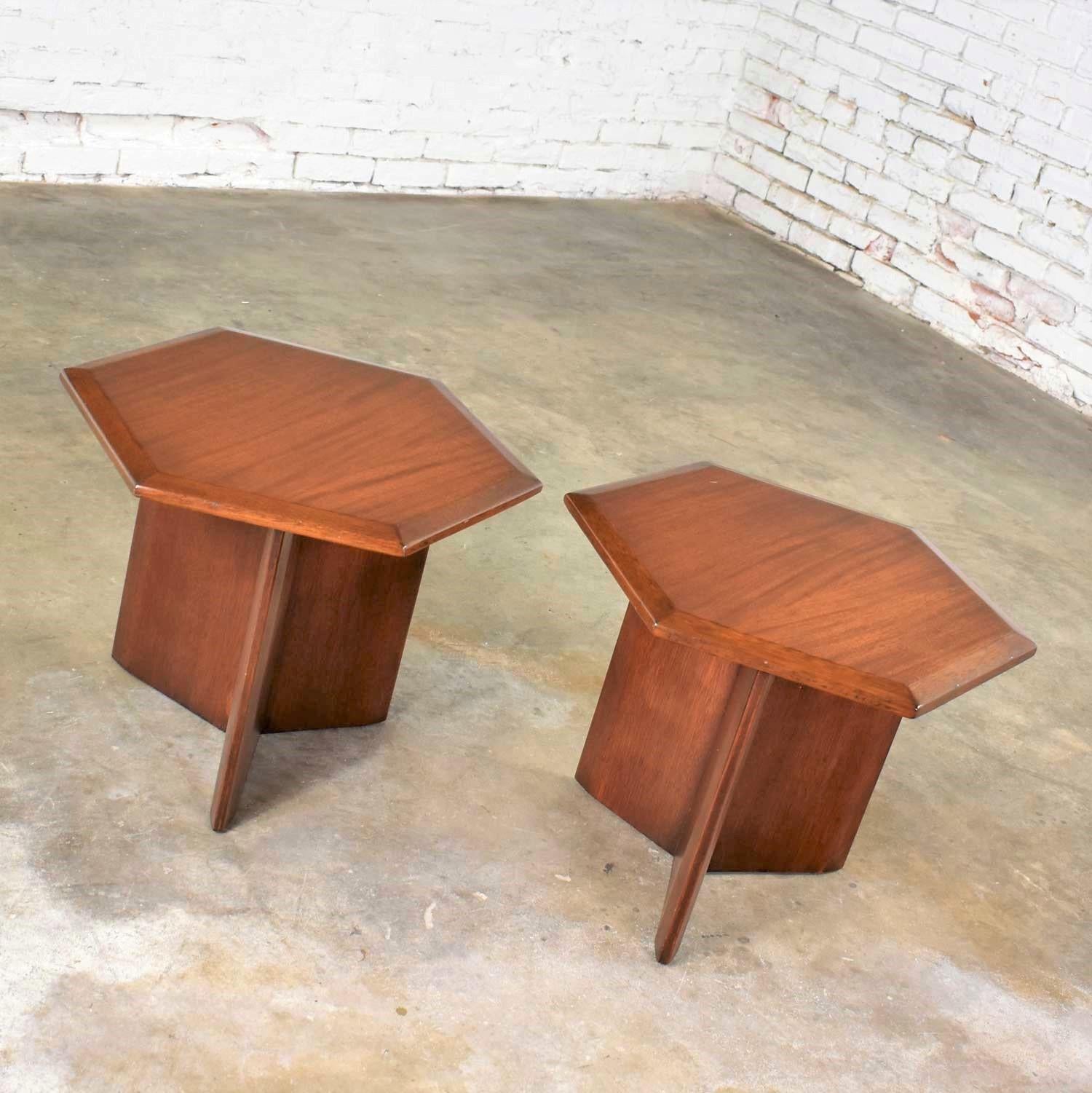 Handsome vintage pair of walnut stained mahogany hexagon side tables or end tables custom made in the style of Frank Lloyd Wright for Henredon and their Taliesin Collection. They are in fabulous vintage condition with no outstanding flaws. Please