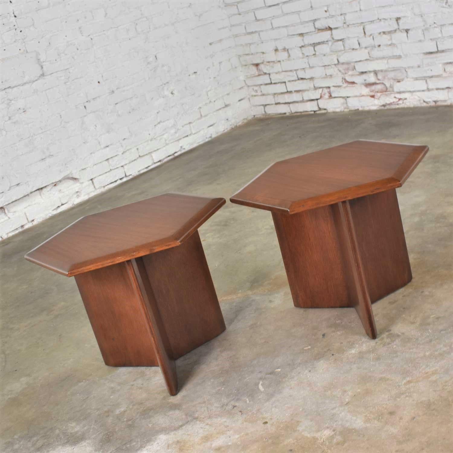 Pair Walnut Stained Hexagon Side Tables Style of Frank Lloyd Wright for Henredon In Good Condition In Topeka, KS