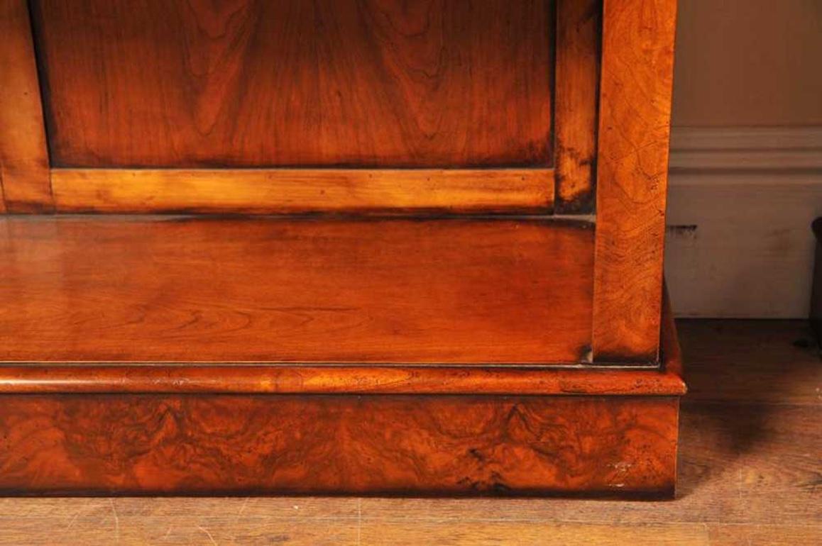 Regency Coppia di librerie vittoriane in legno di noce in vendita