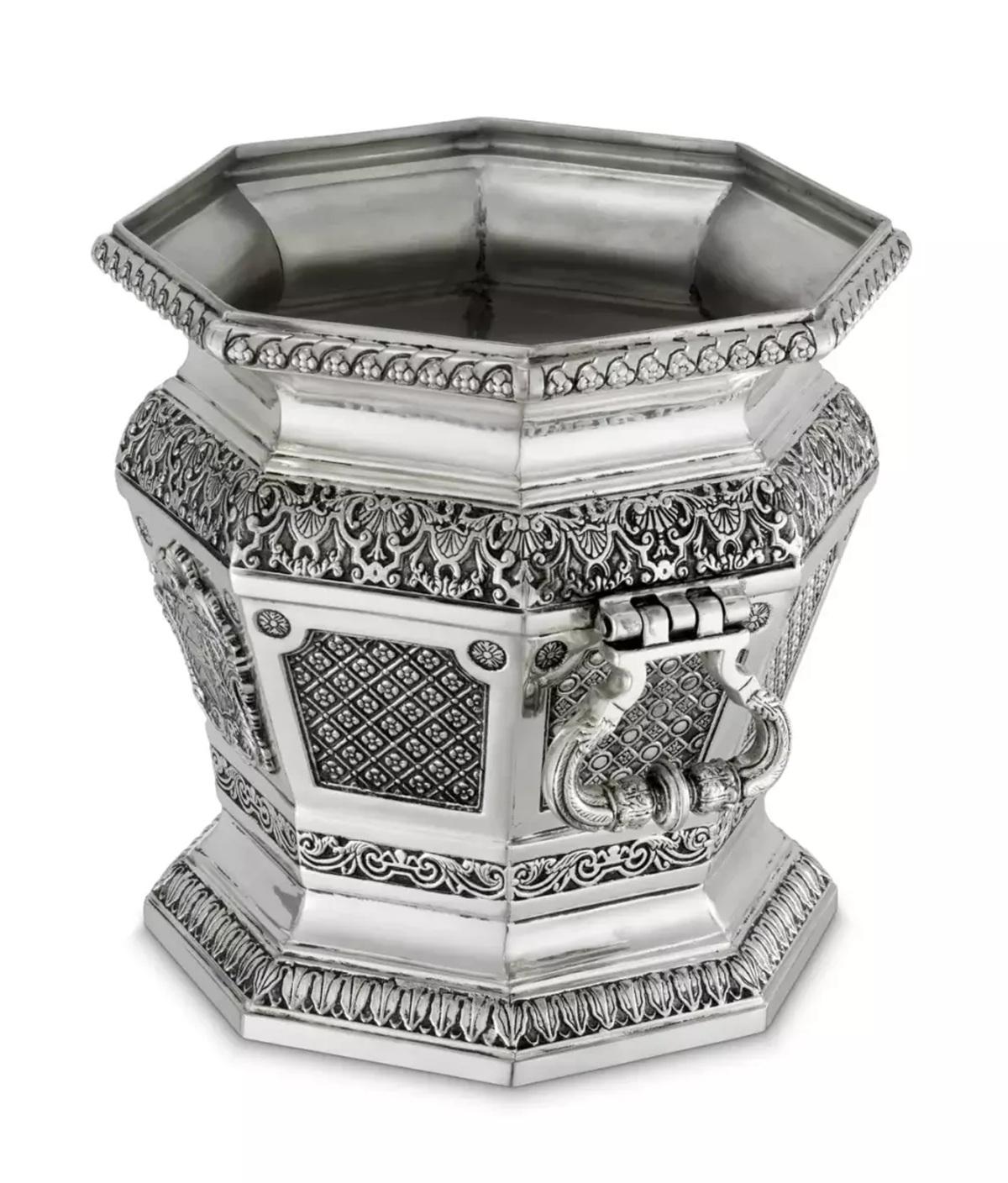 Pair Walpole Silverplated Wine Coolers after model at Met Museum and Eichholtz In Excellent Condition For Sale In Dublin, Ireland