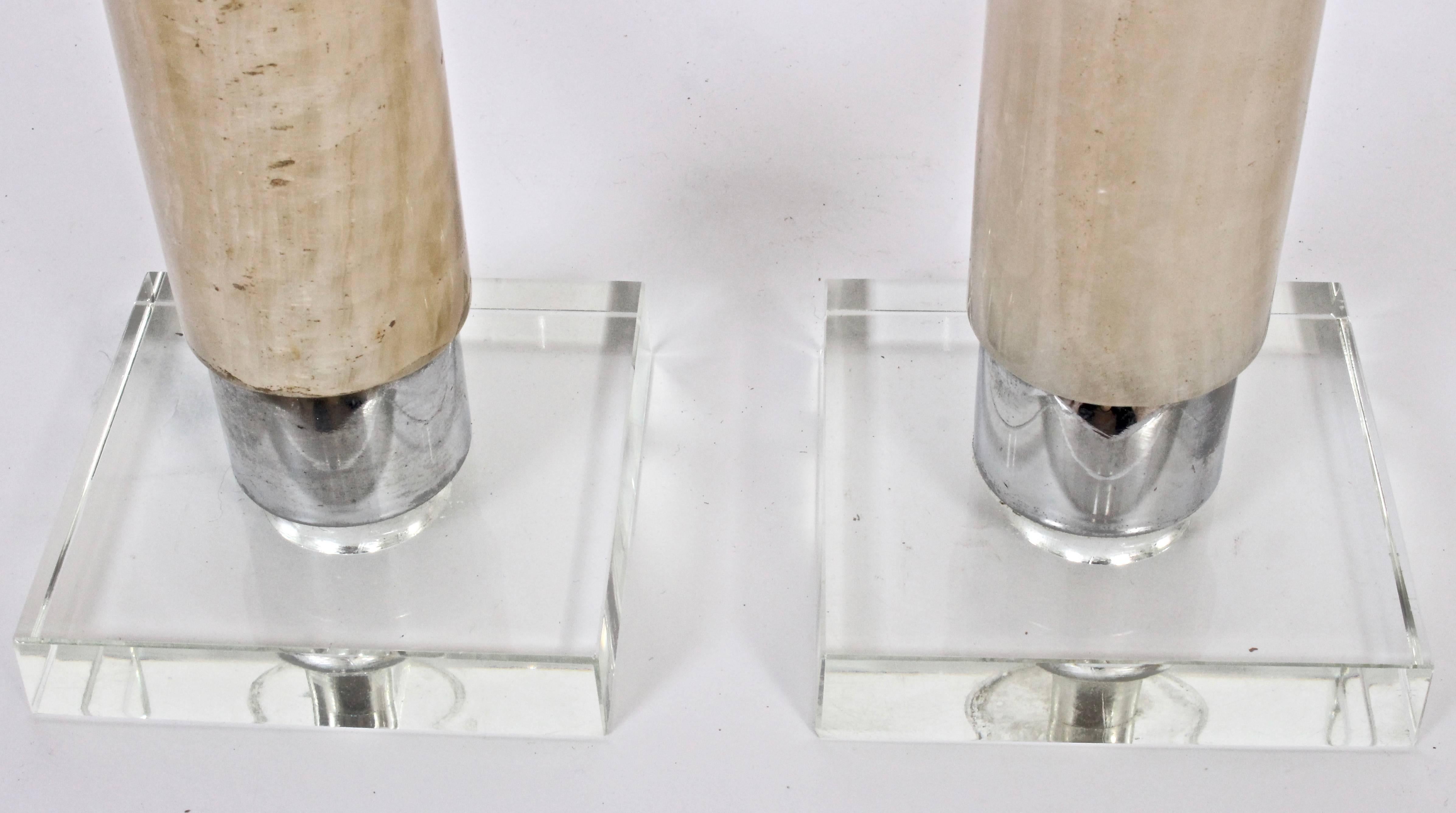 Paar kleine Tischlampen aus beigem Onyx, Kristall und Chrom im Walter Von Nessen-Stil im Zustand „Gut“ im Angebot in Bainbridge, NY