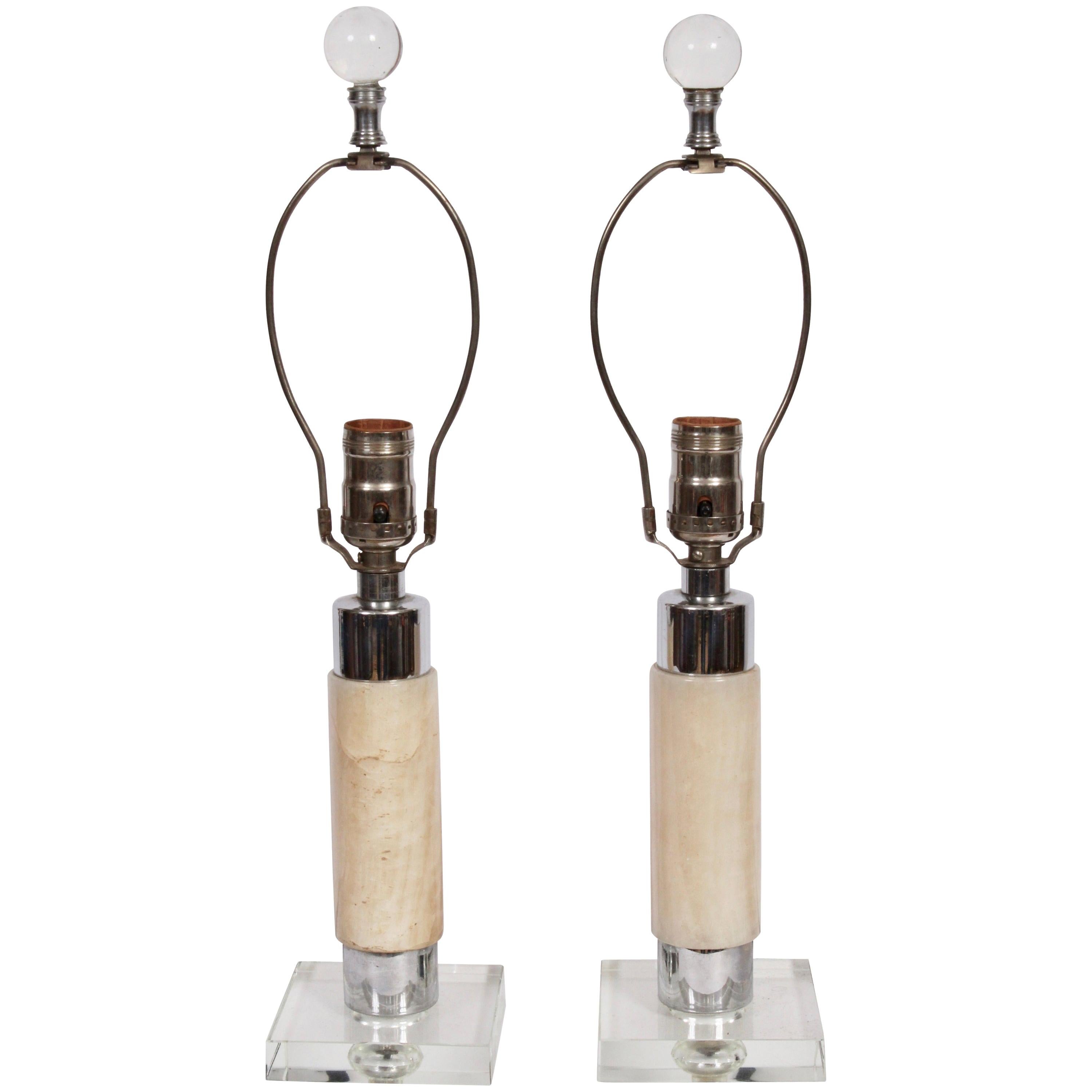 Paar kleine Tischlampen aus beigem Onyx, Kristall und Chrom im Walter Von Nessen-Stil im Angebot
