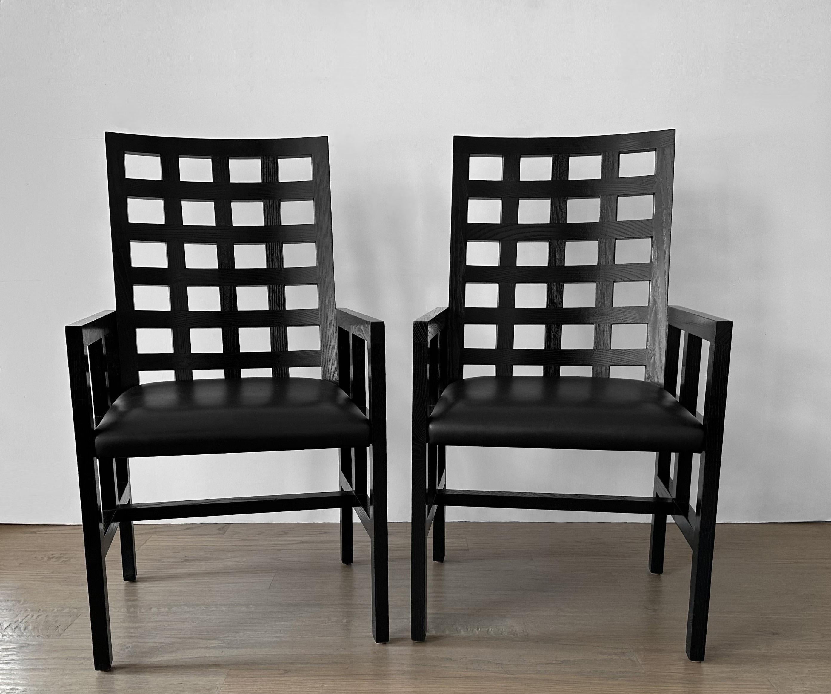 Per te questa rara coppia di poltrone modello 1516 di Ward Bennetts per Brickel Associates. Ogni sedia è di altissima qualità e presenta una struttura in legno massiccio con finitura ebanizzata e una seduta imbottita in pelle nera. Lo schienale ha