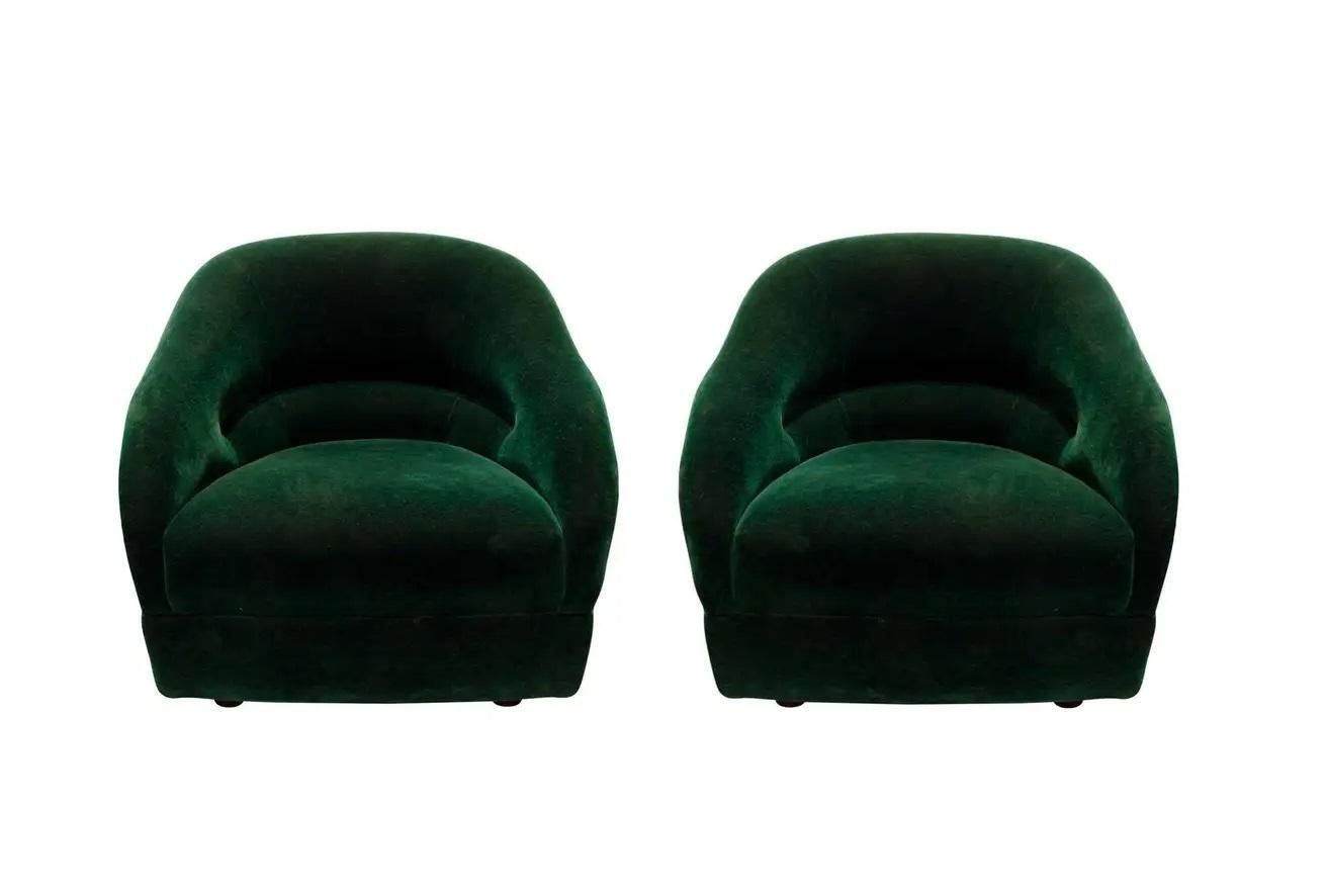 Bring a distinctive look to your living room seating area with these sleek club chairs model no.Q2083 by Ward Bennett for Brickel Associates, American 1960s. Luxuriant and enveloping, these barrel back form with pleated back and tapered sides are