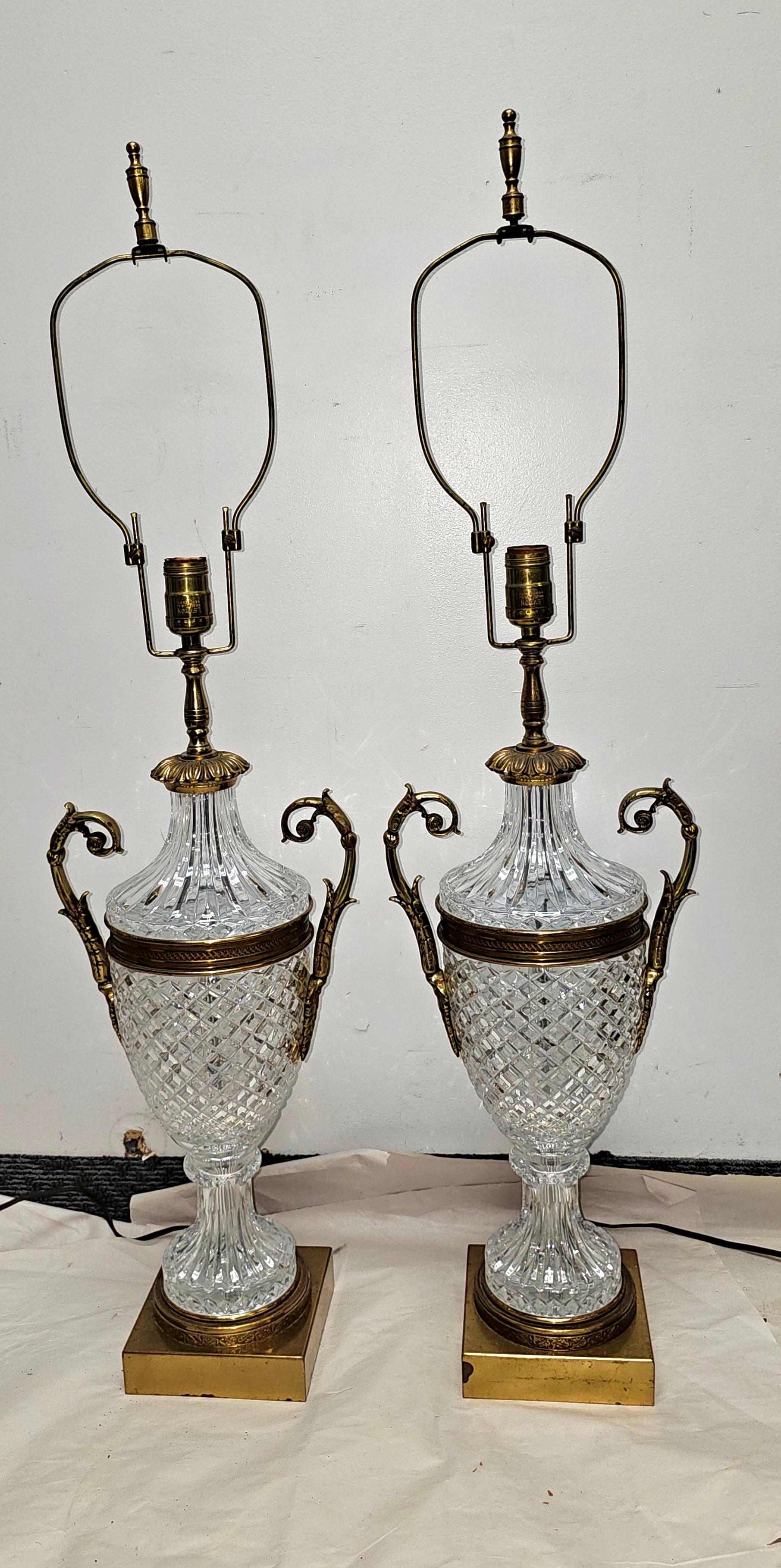 Pareja de lámparas de sobremesa Warren Kessler de estilo Imperio de cristal tallado y monturas de pato de latón Estadounidense en venta