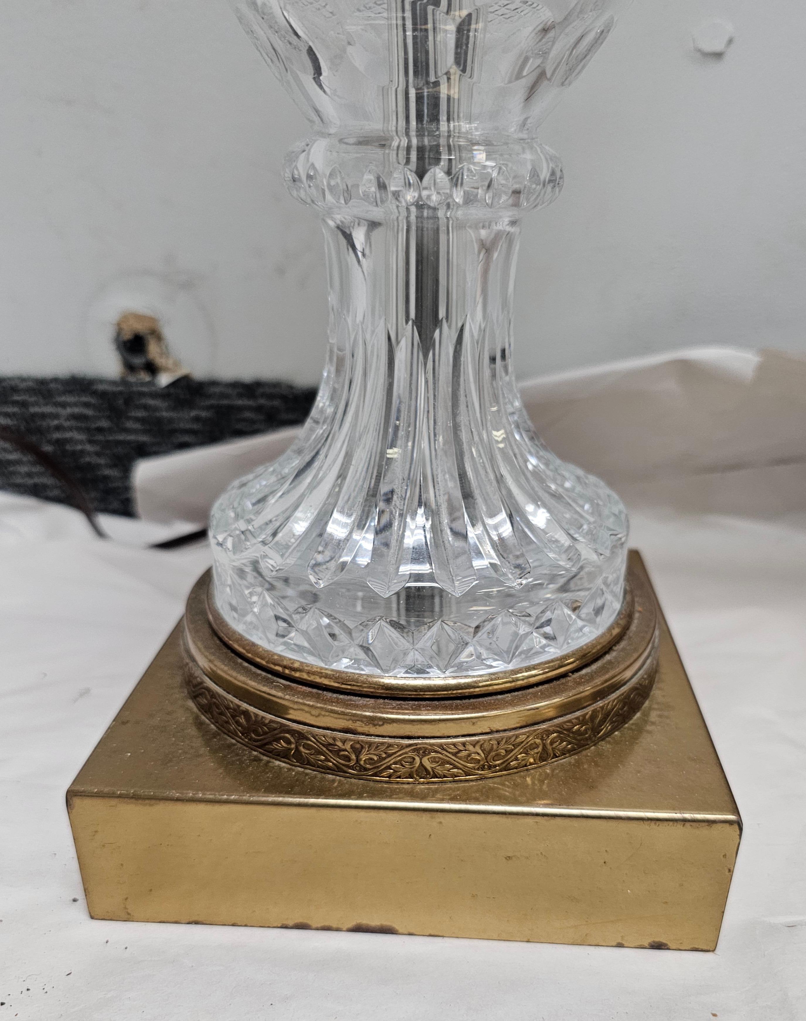 Pareja de lámparas de sobremesa Warren Kessler de estilo Imperio de cristal tallado y monturas de pato de latón Cristal en venta