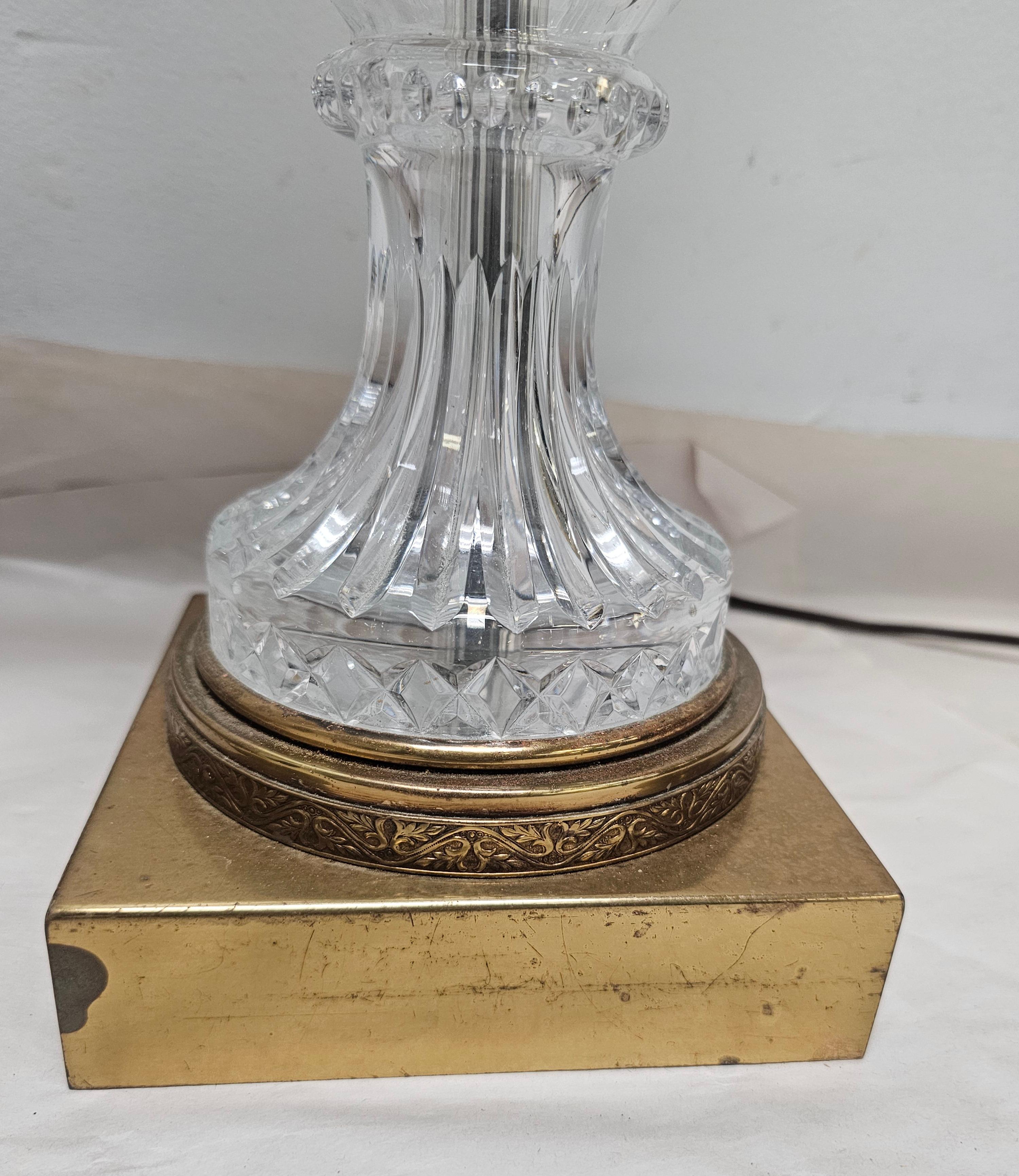 Pareja de lámparas de sobremesa Warren Kessler de estilo Imperio de cristal tallado y monturas de pato de latón en venta 1