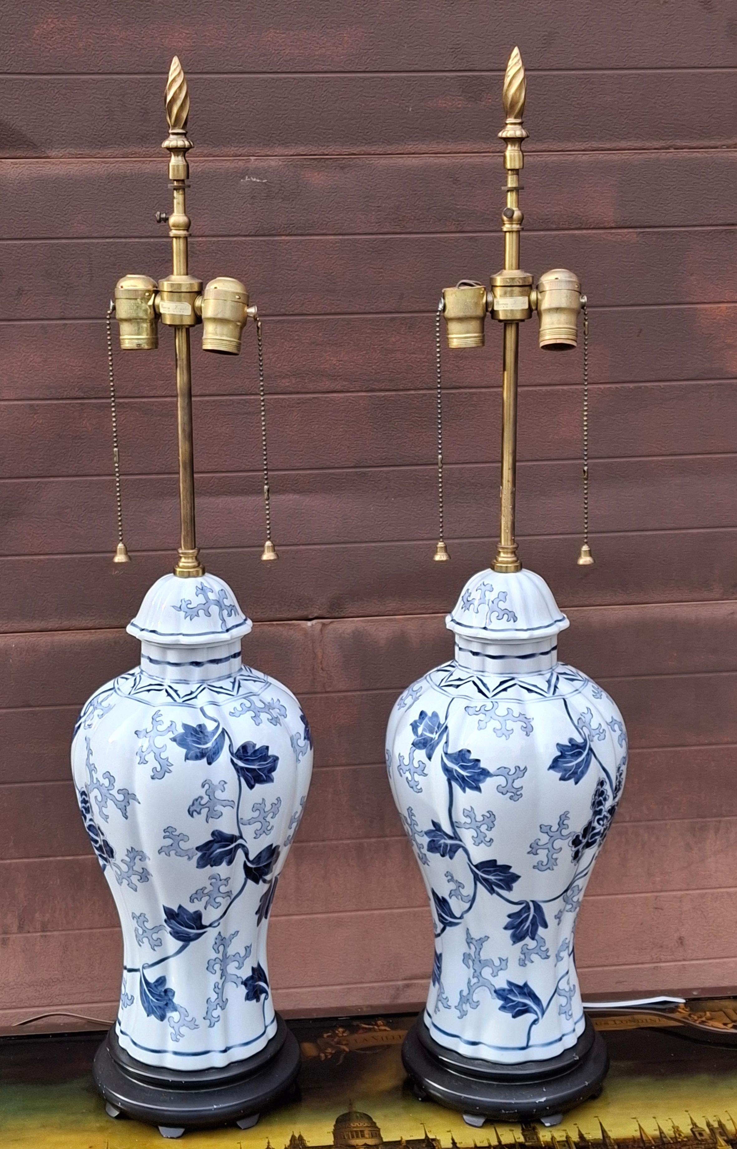 Paar Warren Kessler New York Asian Style Porzellanlampen mit weißem und blauem Blumenmuster (Neoklassisch) im Angebot