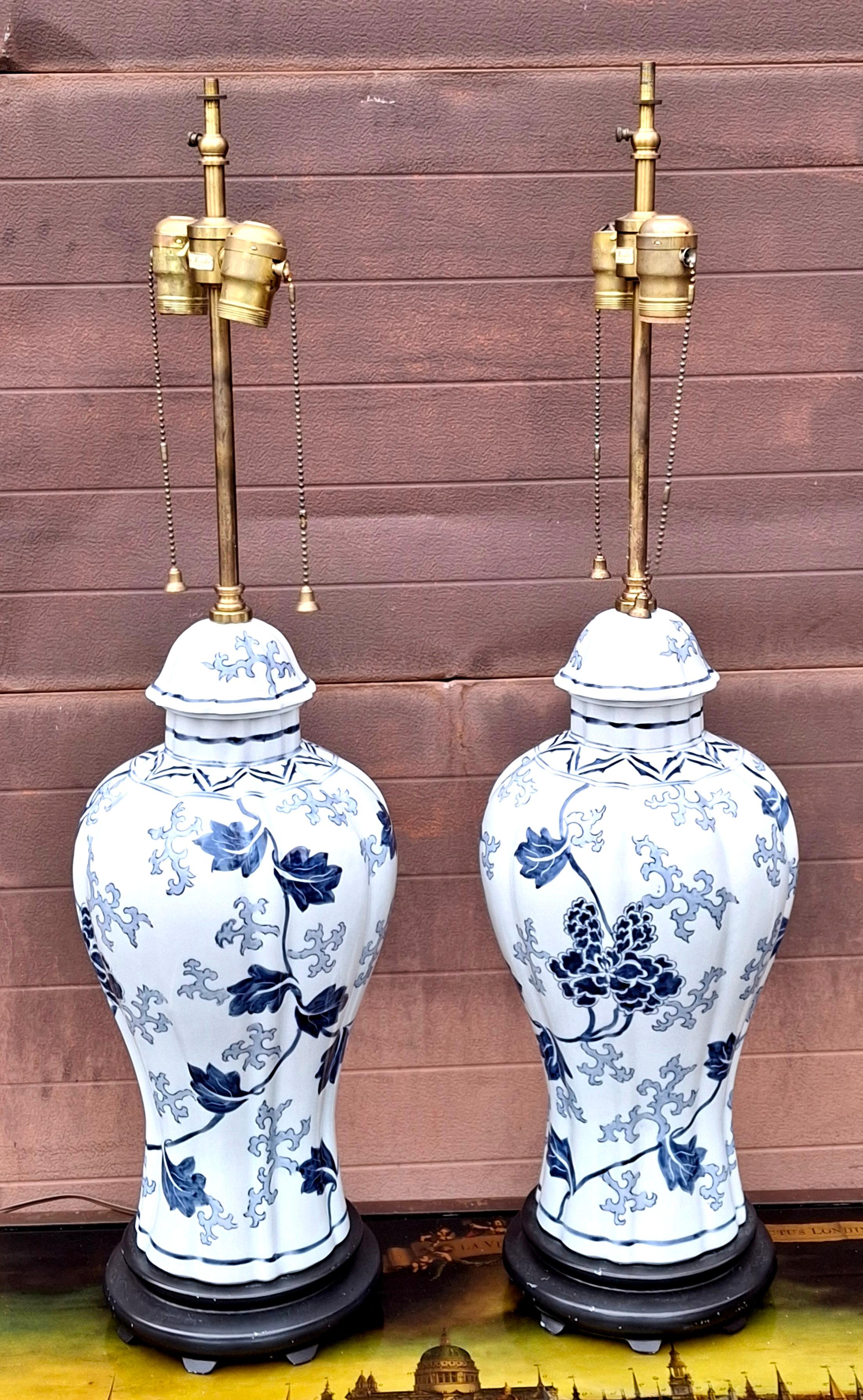 Paar Warren Kessler New York Asian Style Porzellanlampen mit weißem und blauem Blumenmuster (amerikanisch) im Angebot