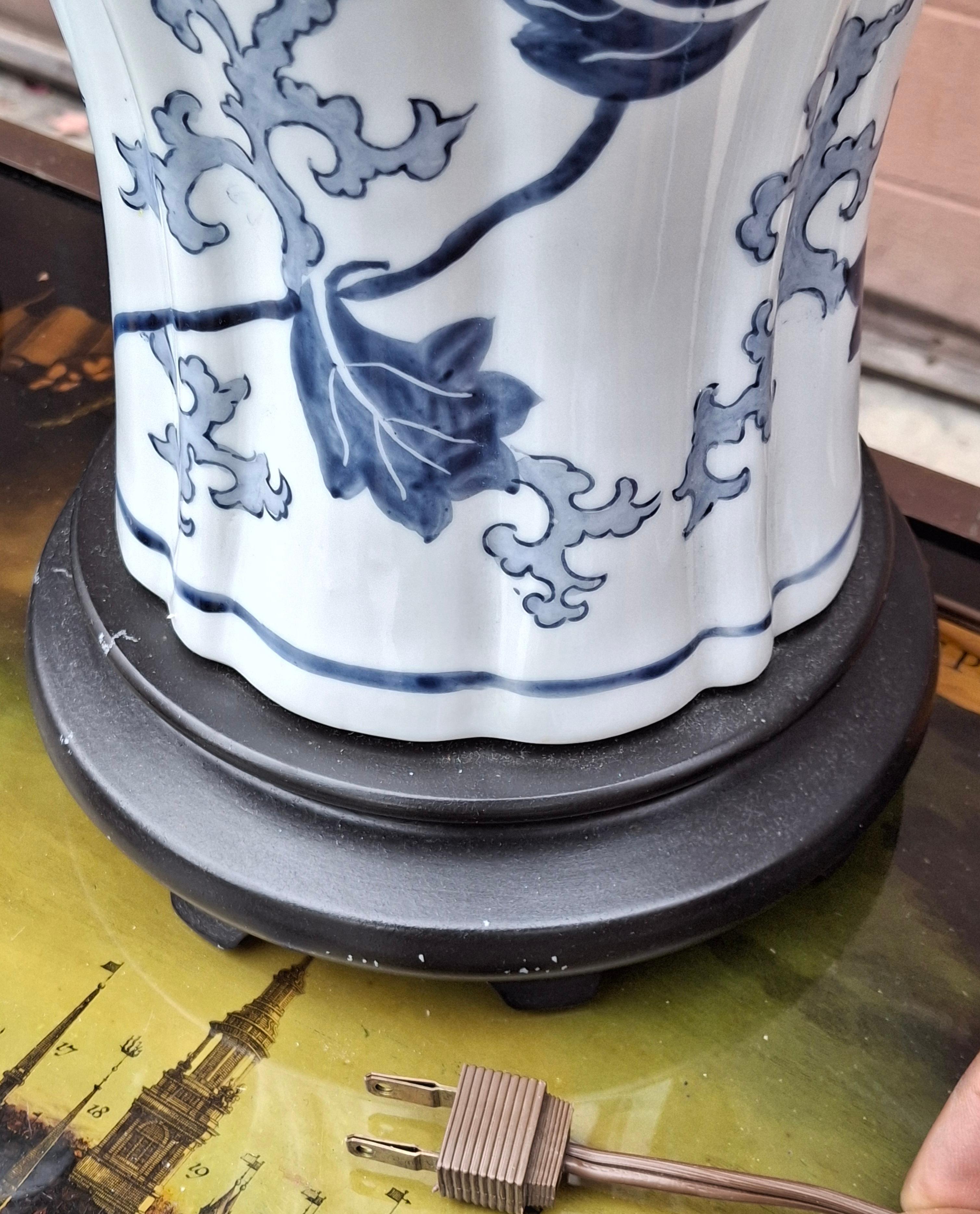 Paar Warren Kessler New York Asian Style Porzellanlampen mit weißem und blauem Blumenmuster (Poliert) im Angebot