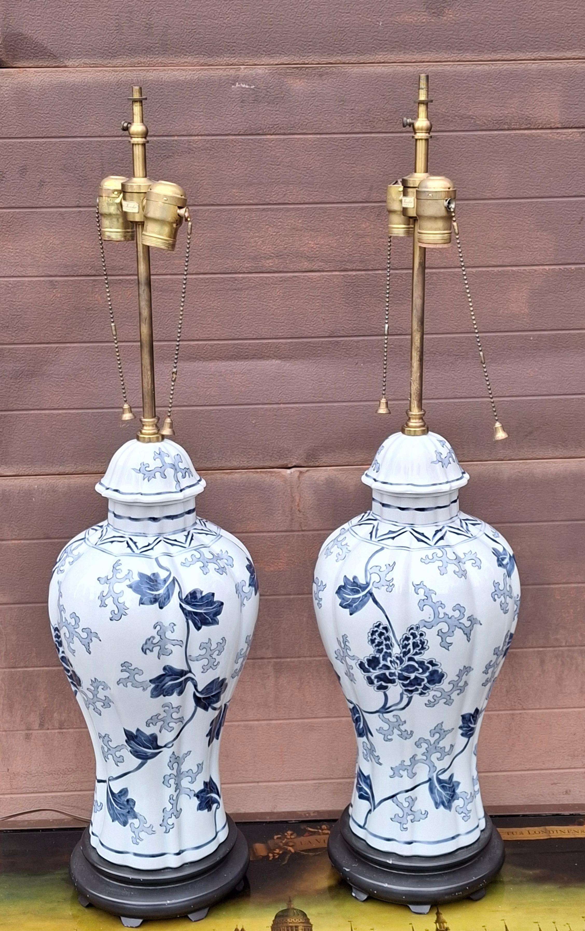 Paar Warren Kessler New York Asian Style Porzellanlampen mit weißem und blauem Blumenmuster im Zustand „Gut“ im Angebot in Germantown, MD