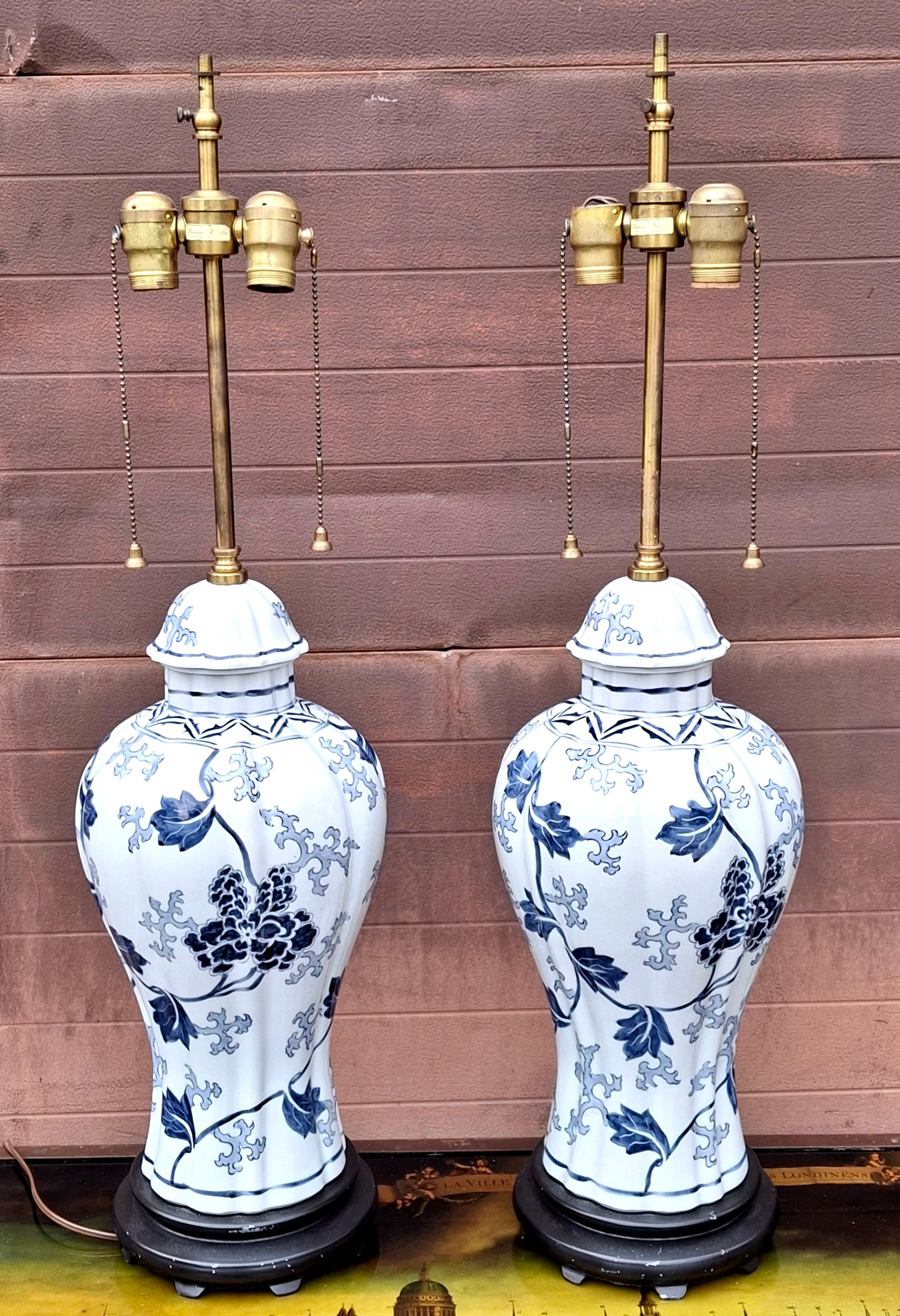 Paar Warren Kessler New York Asian Style Porzellanlampen mit weißem und blauem Blumenmuster (20. Jahrhundert) im Angebot