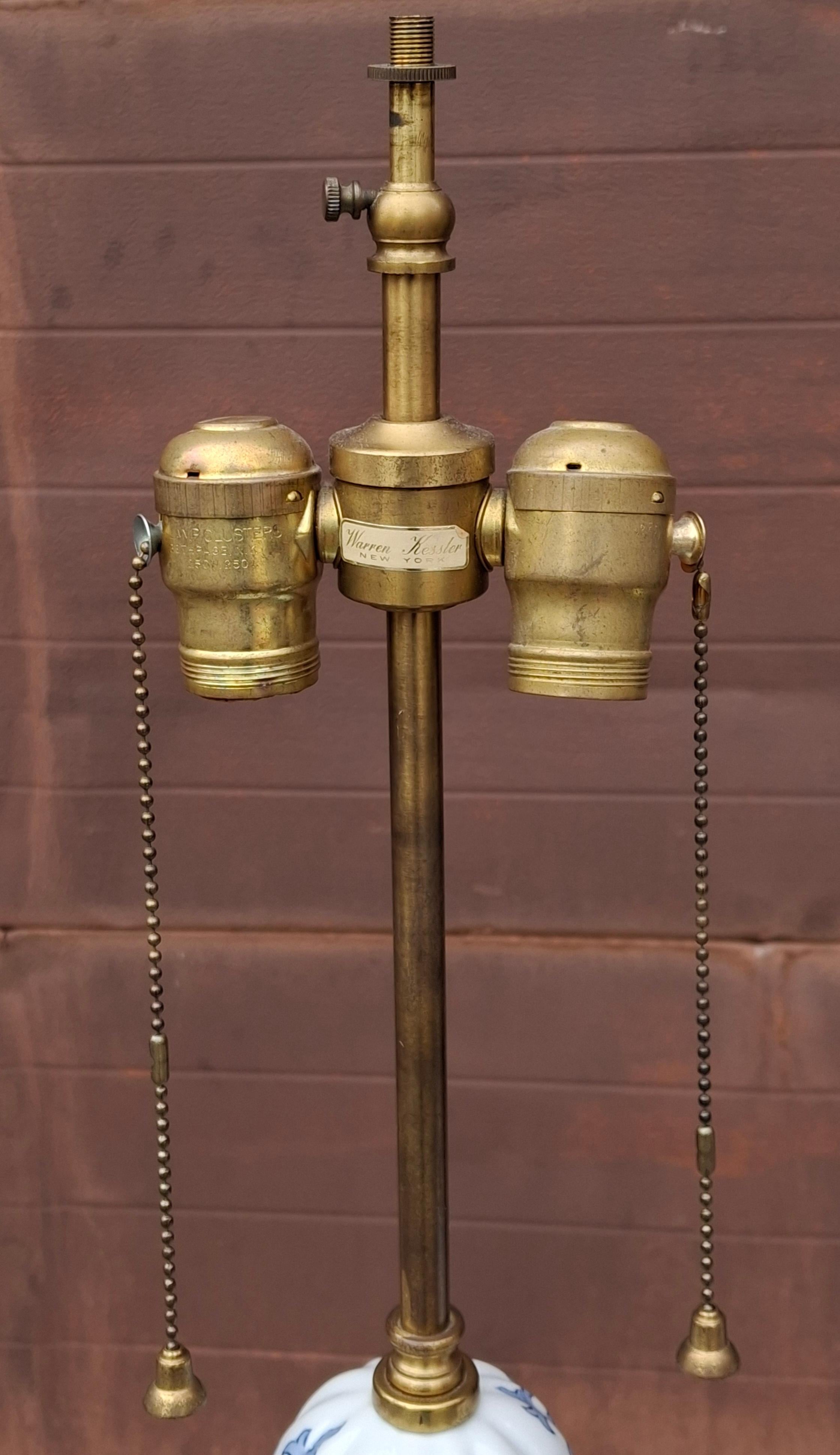 Paar Warren Kessler New York Asian Style Porzellanlampen mit weißem und blauem Blumenmuster (Messing) im Angebot