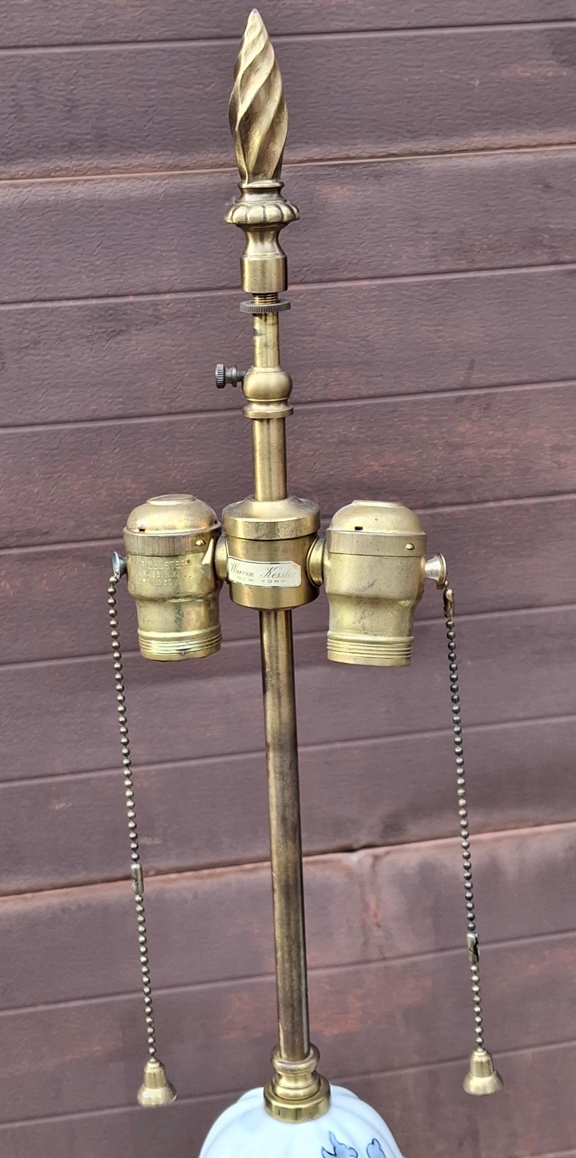 Paar Warren Kessler New York Asian Style Porzellanlampen mit weißem und blauem Blumenmuster im Angebot 1