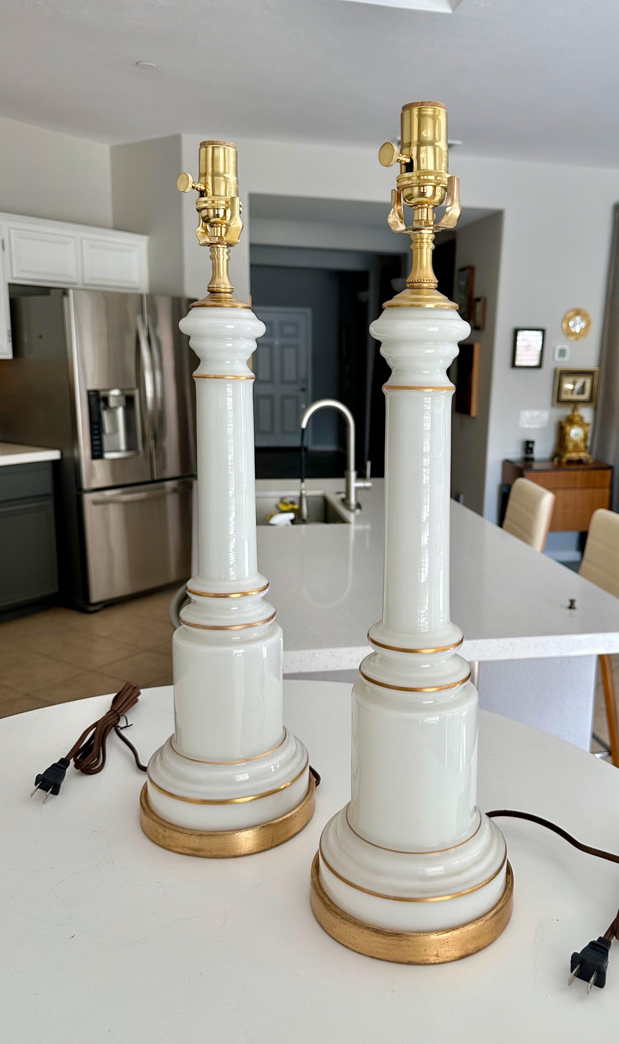 Americano Pair Warren Kessler White Opaline Glass Mid-Century Table Lamps in vendita