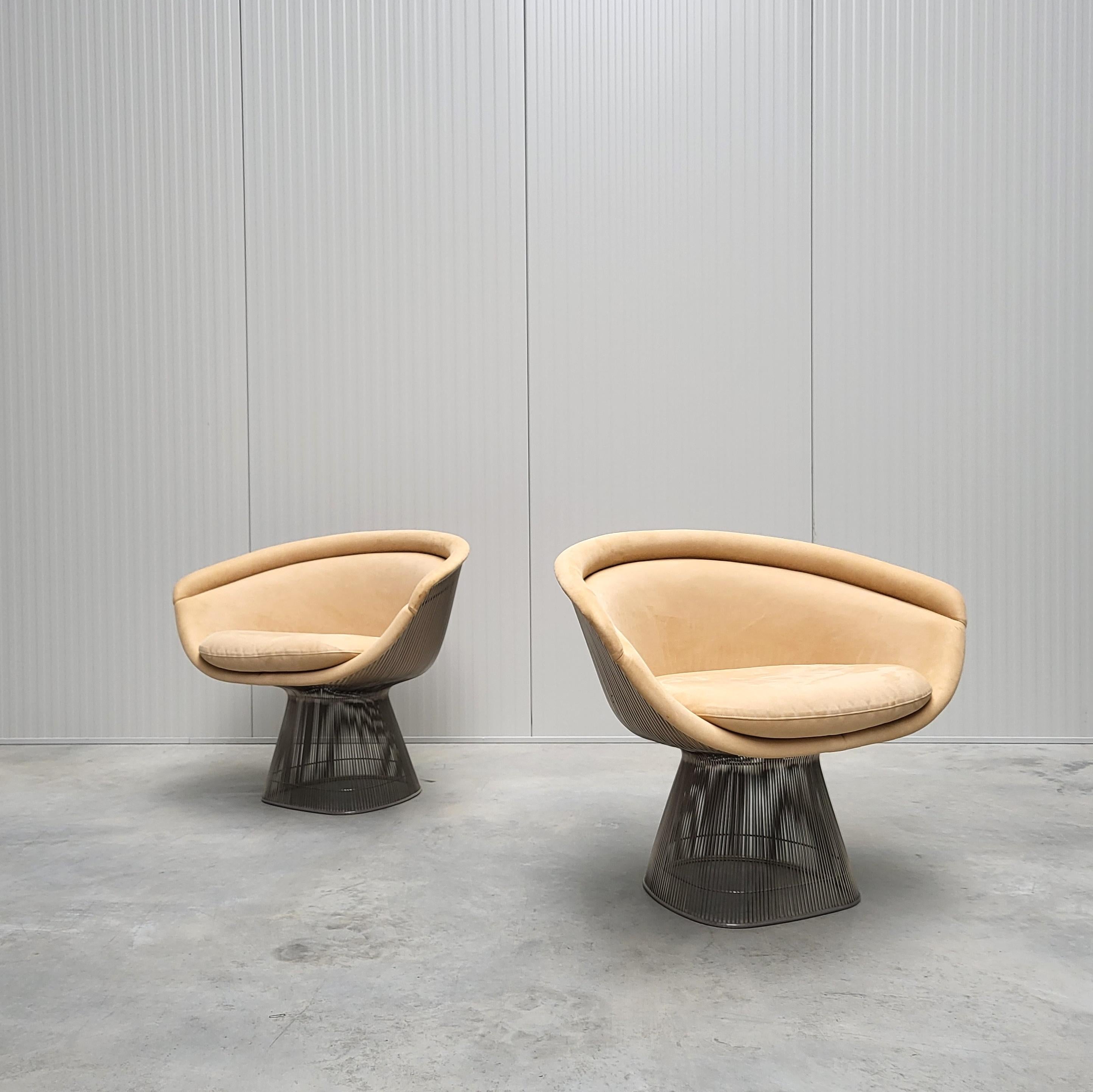 Impressionnantes chaises longues en daim beige et ivoire de Warren Platner pour Knoll. 

Cette chaise longue révolutionnaire a été conçue dans les années 1960 par Warren Platner et produite par Knoll au début des années 2000. Ce classique du milieu