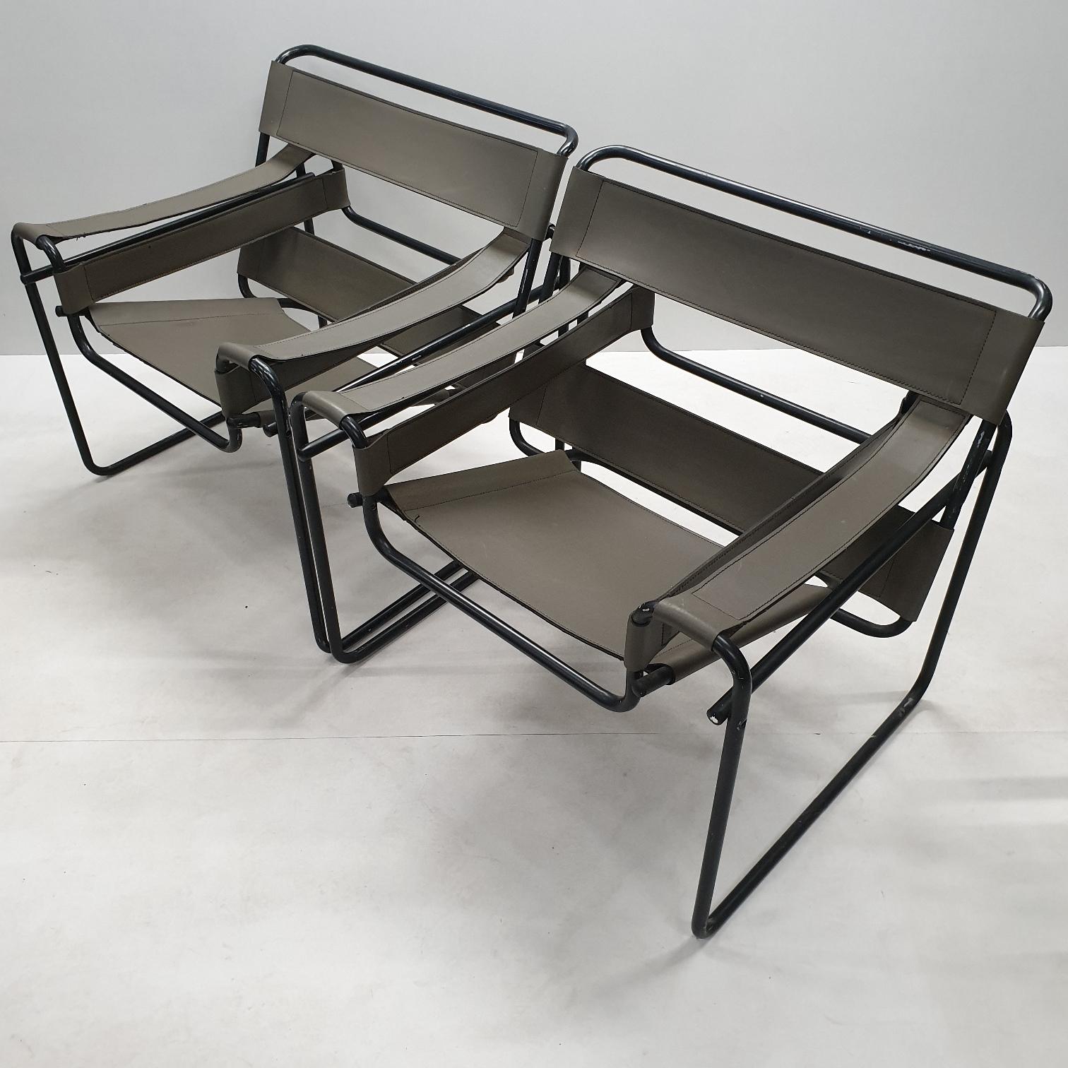 Bauhaus Pair of Wassily B3 Chairs with Rare Black Frame by Marcel Breuer for Gavina