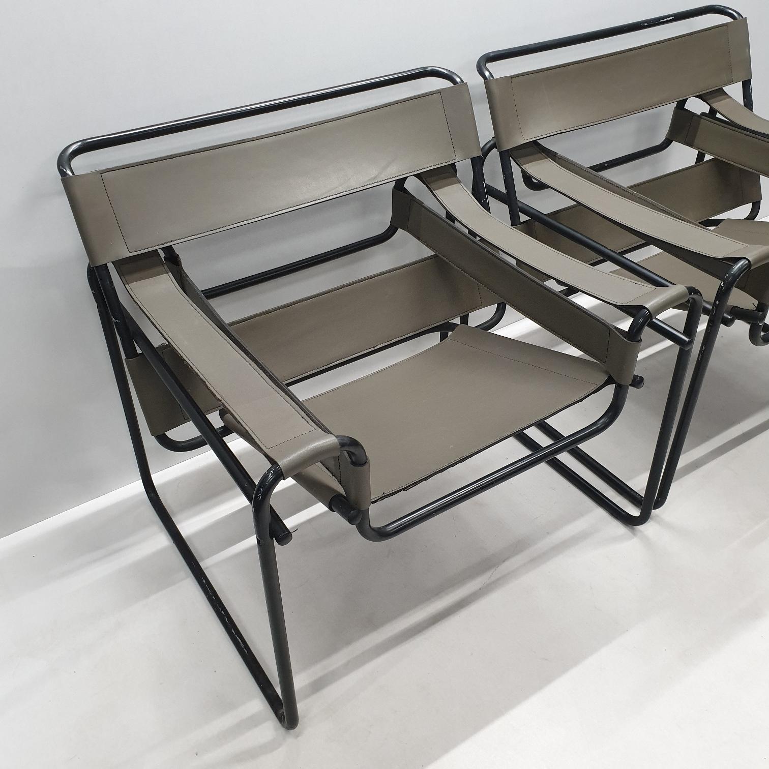 Lacquered Pair of Wassily B3 Chairs with Rare Black Frame by Marcel Breuer for Gavina