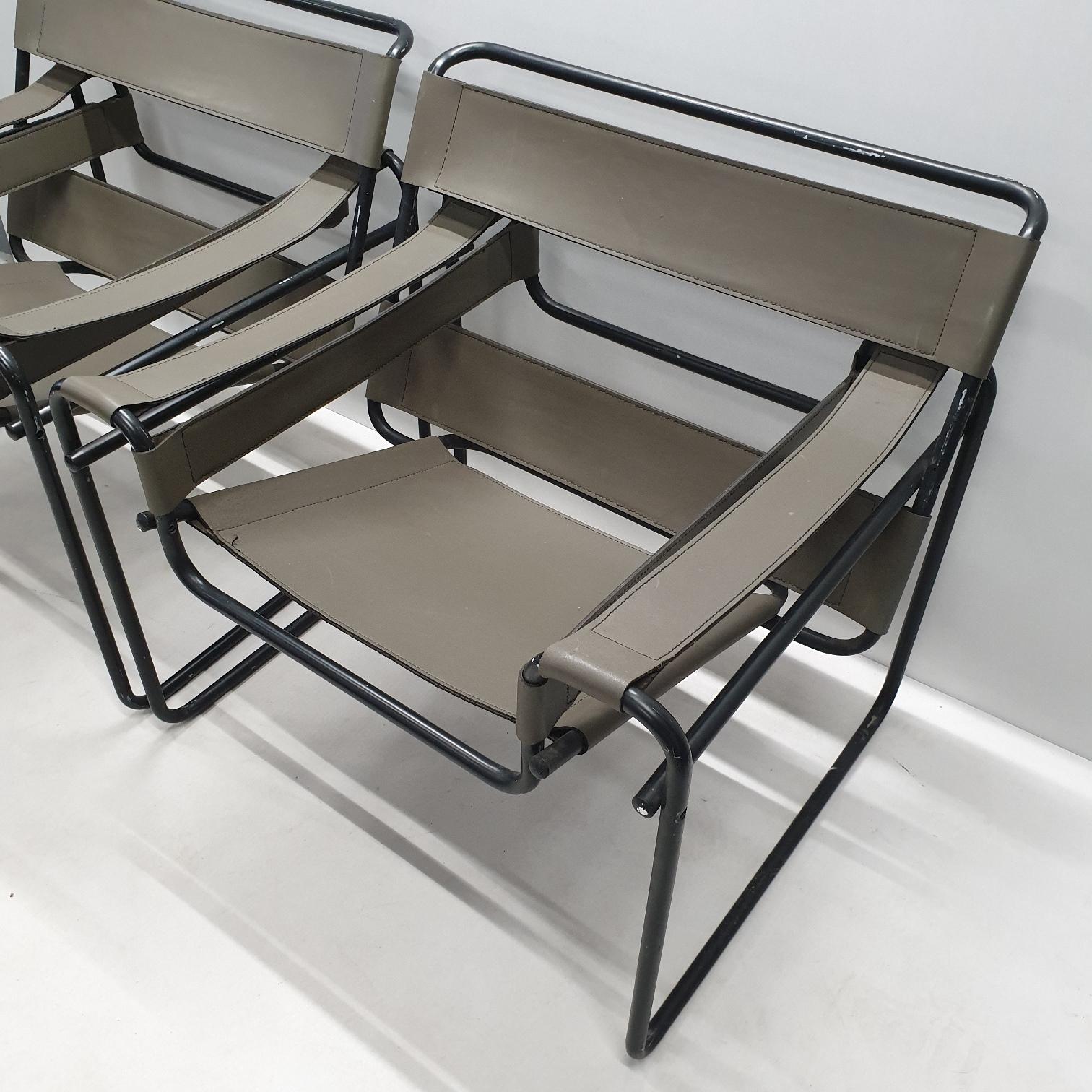 Pair of Wassily B3 Chairs with Rare Black Frame by Marcel Breuer for Gavina In Fair Condition In Valkenswaard, NL